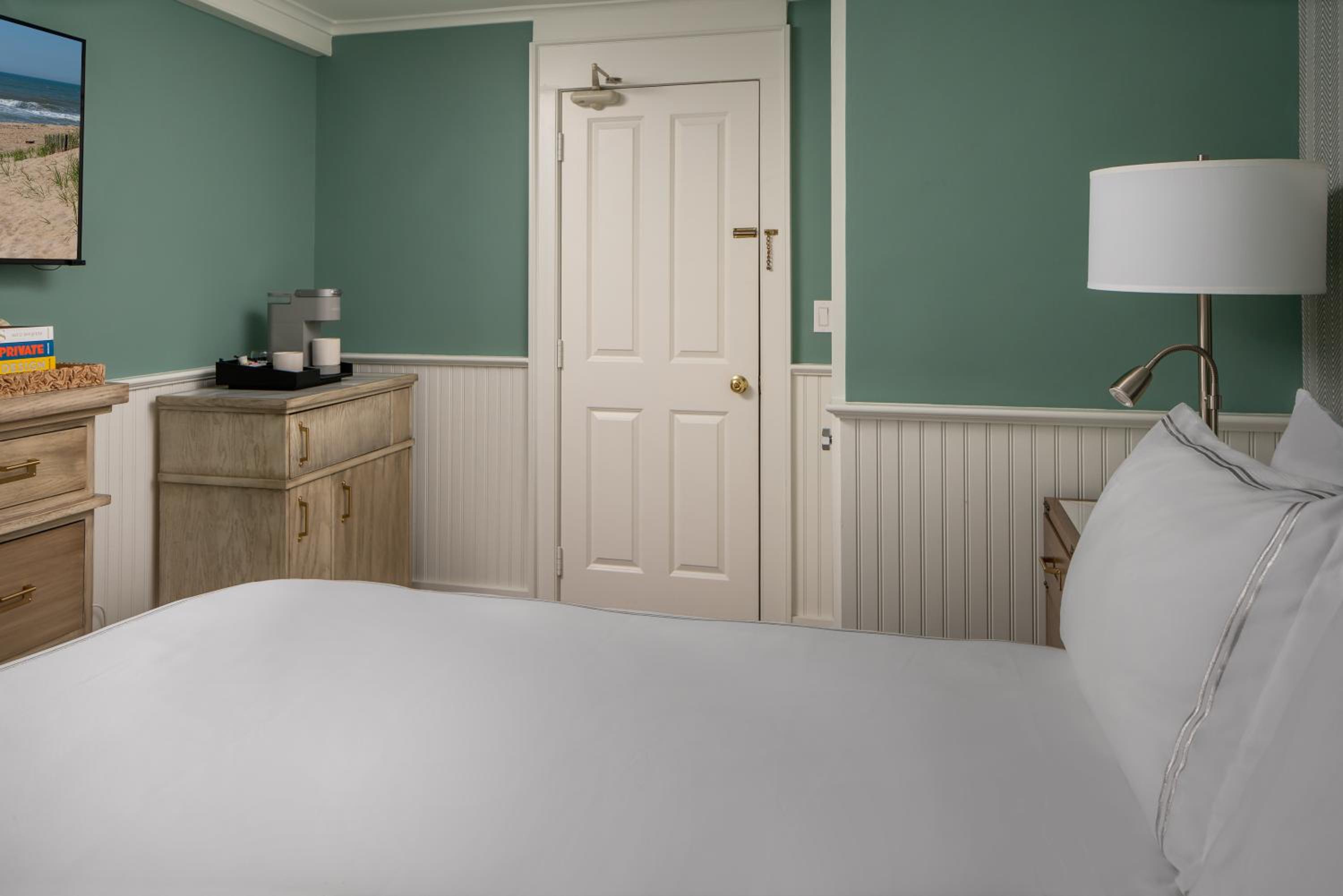 Small Queen Room photo 1