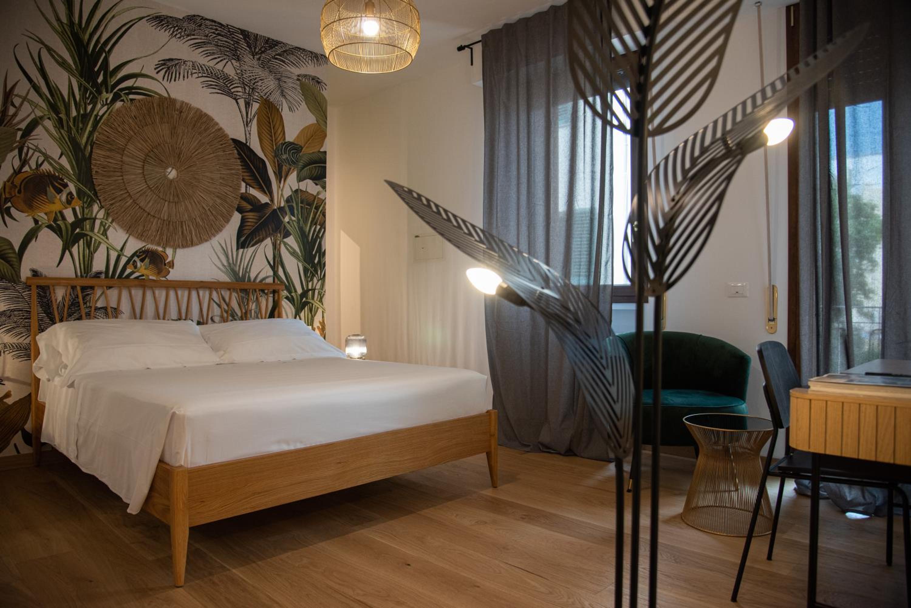 Deluxe King Room photo 1