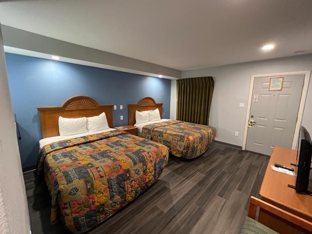 Double Room with Two Double Beds - Photo 1