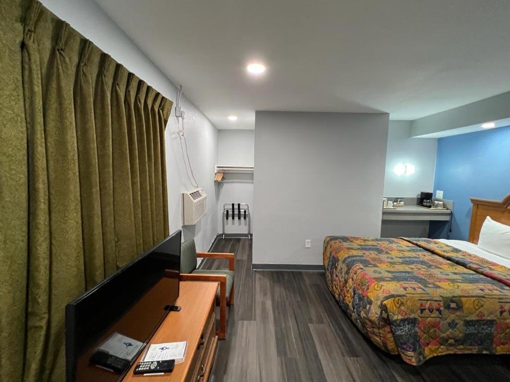 Double Room with Two Double Beds - Photo 2