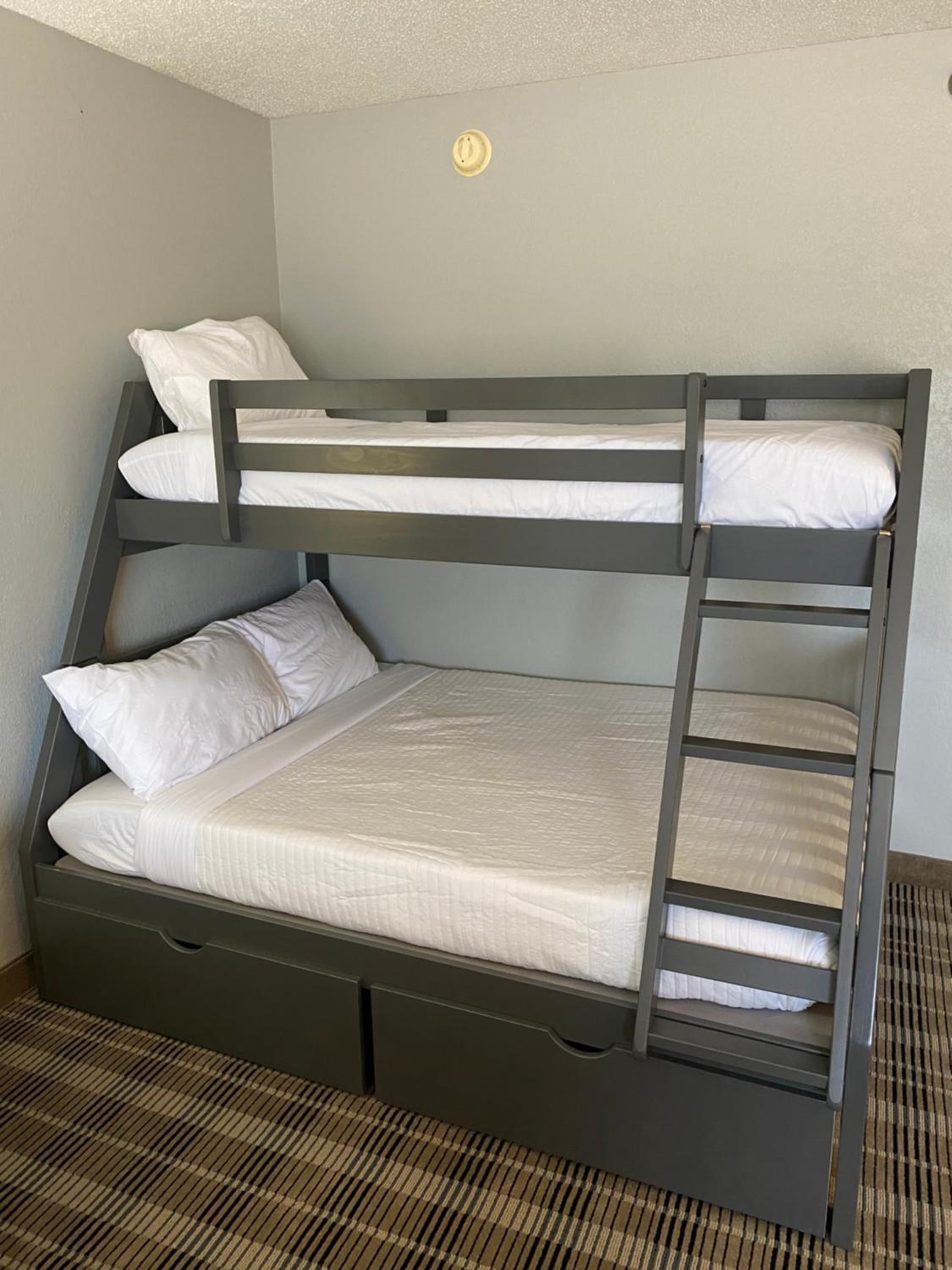 1 King Bed, Bunk Beds, Suite, Non-Smoking - Photo 4
