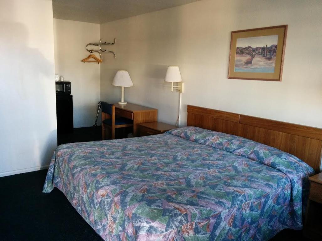King Room - Non-Smoking - Photo 4