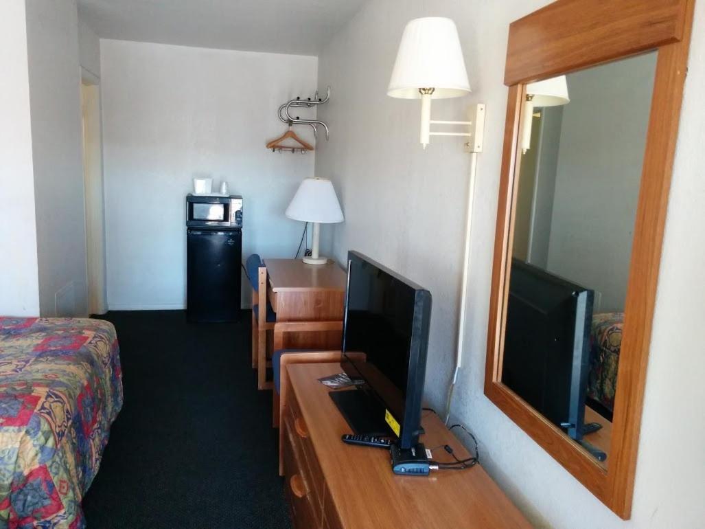 King Room - Non-Smoking - Photo 3