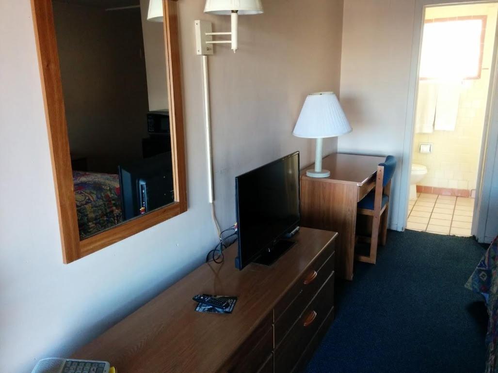 King Room - Non-Smoking - Photo 2