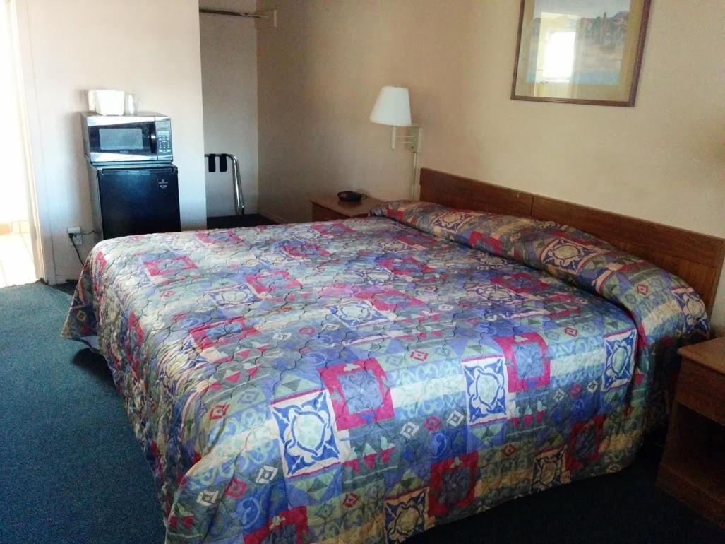 King Room - Non-Smoking - Photo 1