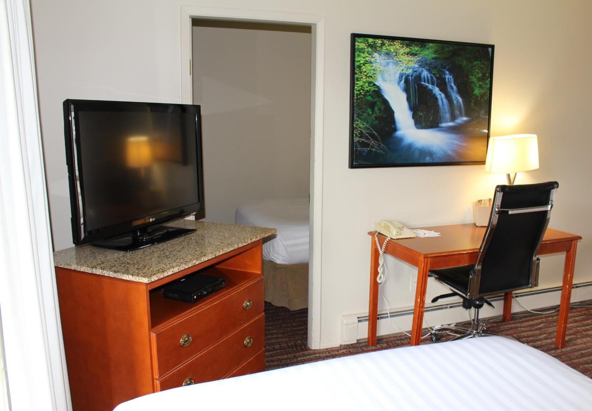 Two - Bedroom Suite - Non-Smoking - Photo 3