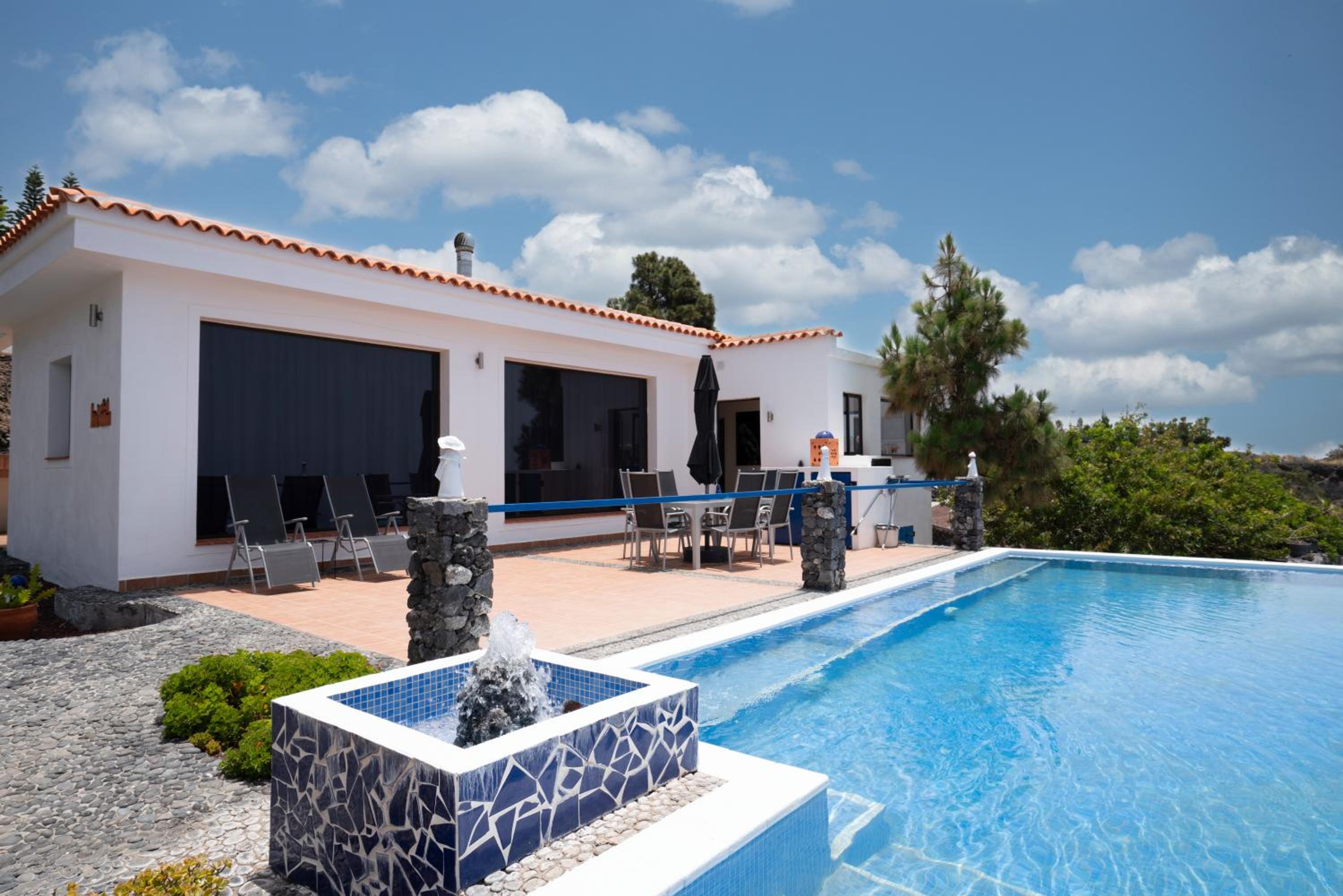 Deluxe Two-Bedroom Villa with Private Pool and Sea View (4 Adults) photo 2