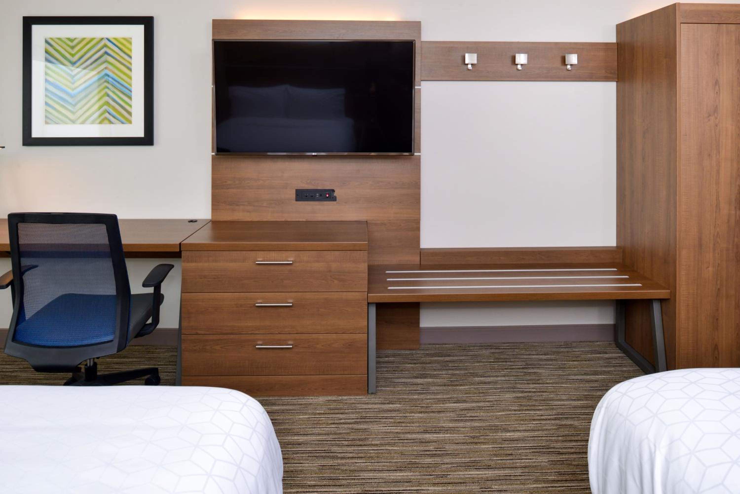 Standard Room with Two Queen Beds photo 2