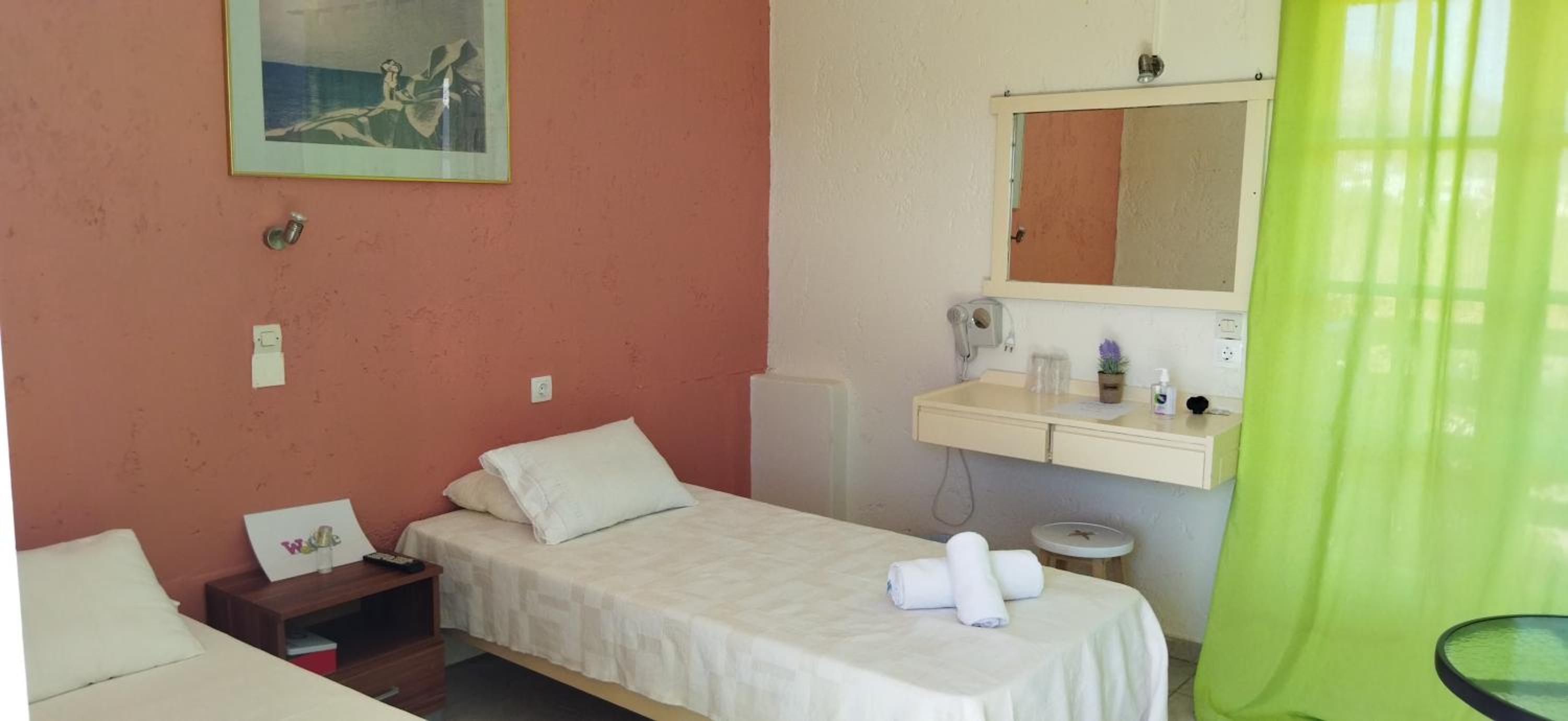 Twin Room With Private Bathroom photo 1