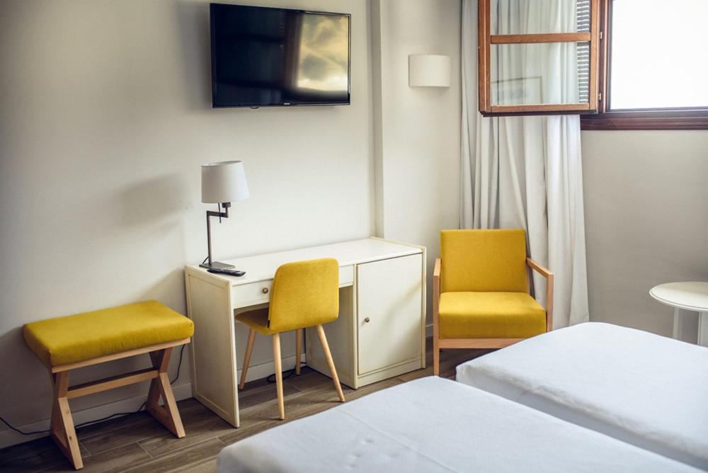 Economy Twin Room - Photo 5
