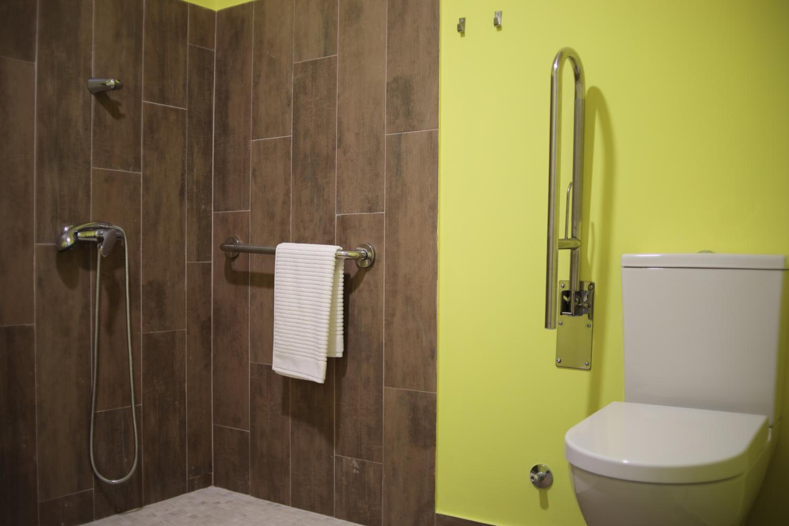 Twin Room - Disability Access photo 3