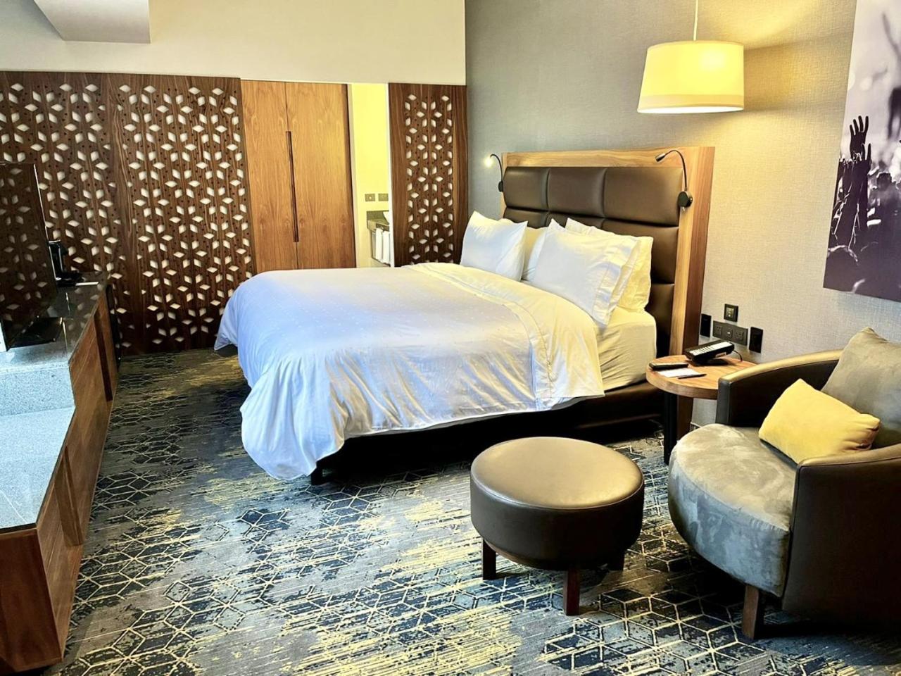 Executive Room 1 King - Photo 2