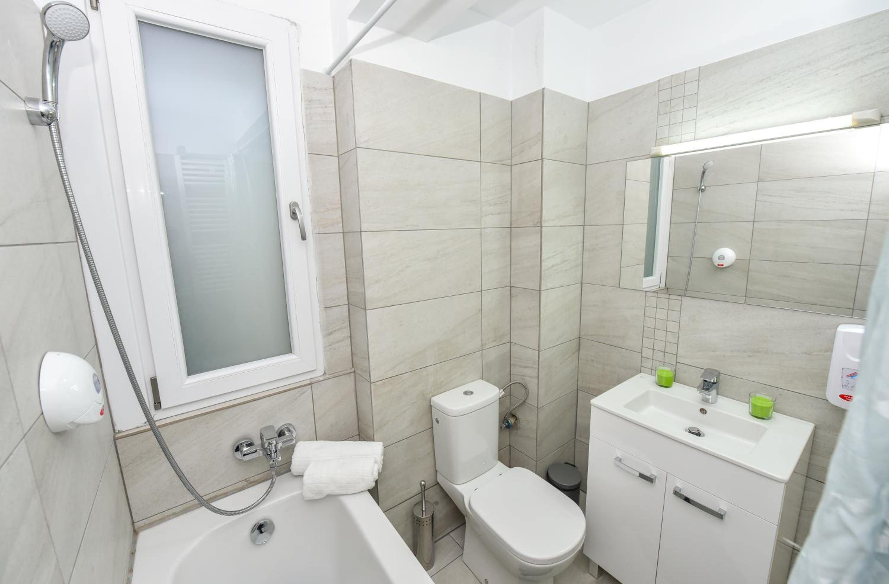 Apartment with Balcony - Photo 17