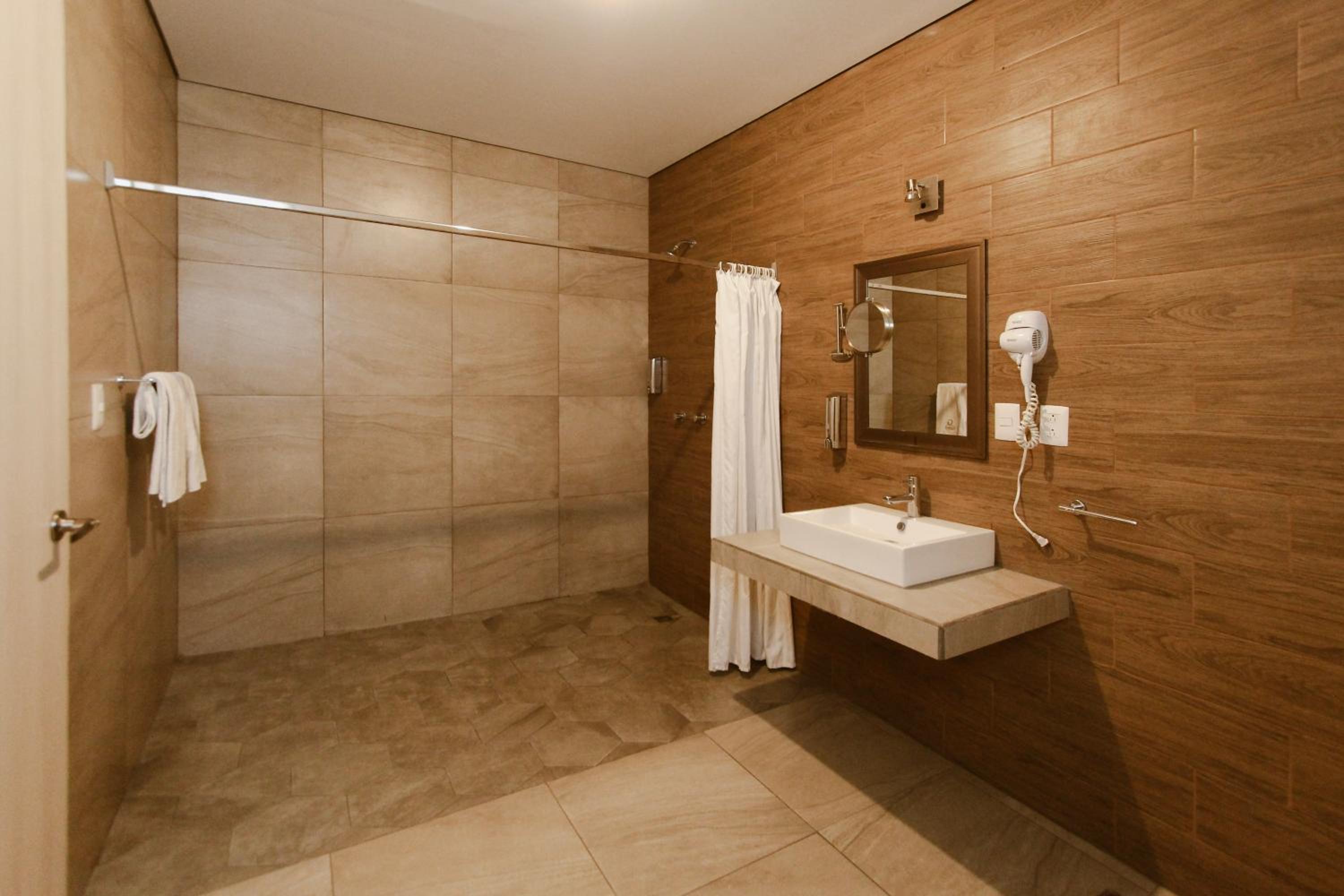 Quadruple Room - Photo 12