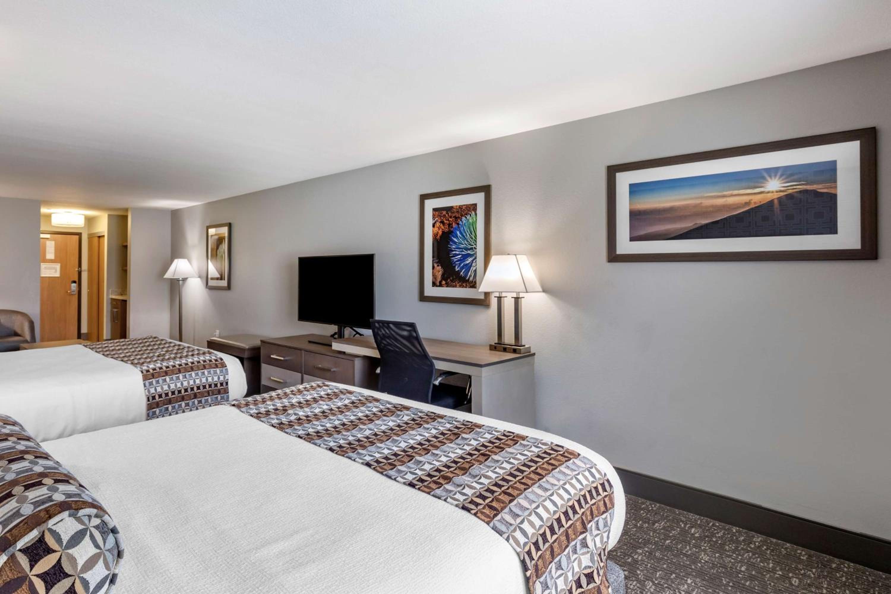 Queen Room with Two Queen Beds and Sofa Bed - Photo 4