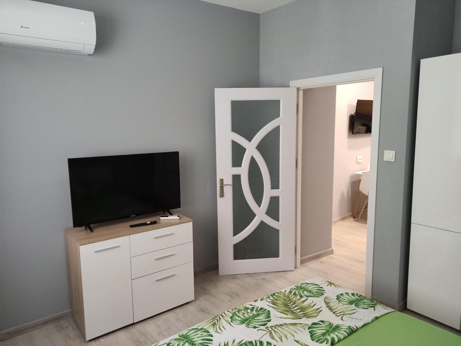 One-Bedroom Apartment - Photo 2