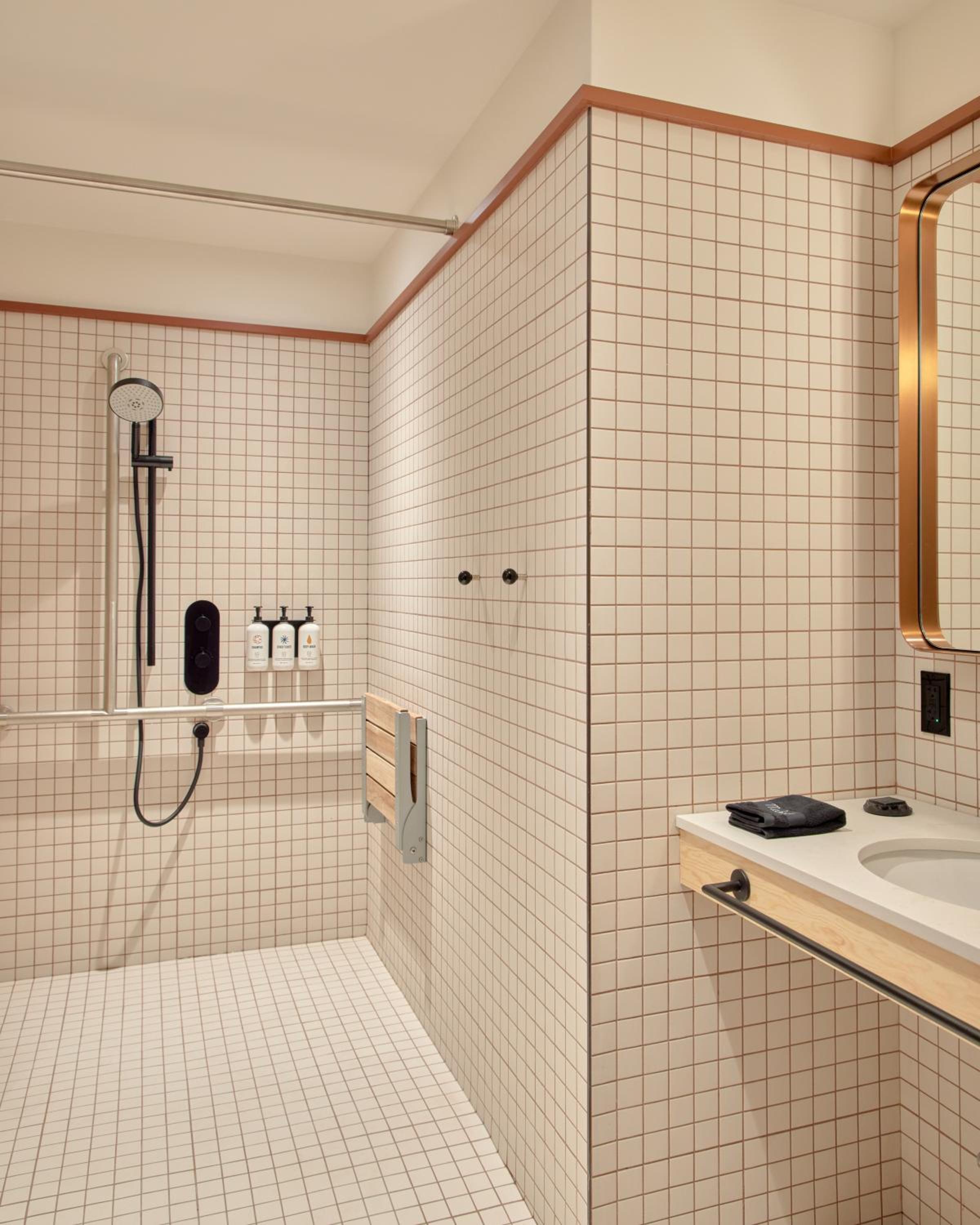 Queen Room - Disability Access - Photo 3