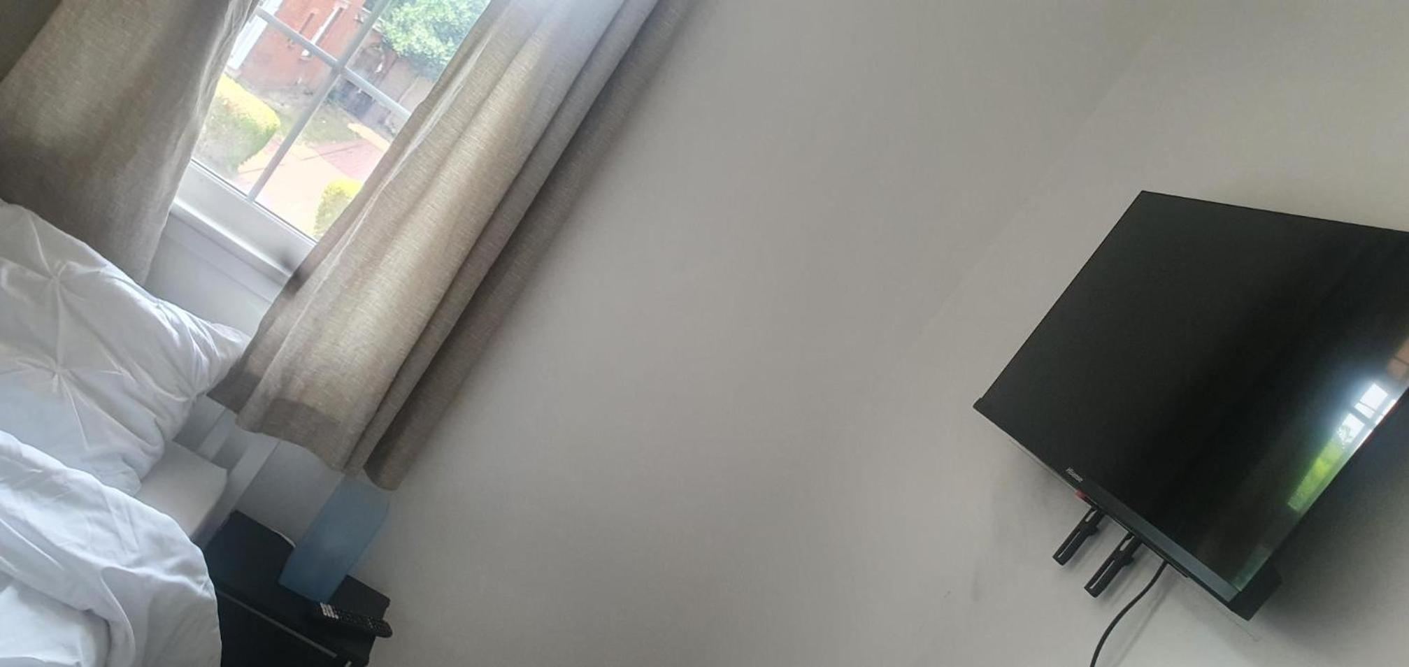 Single Room with Shared Bathroom photo 2