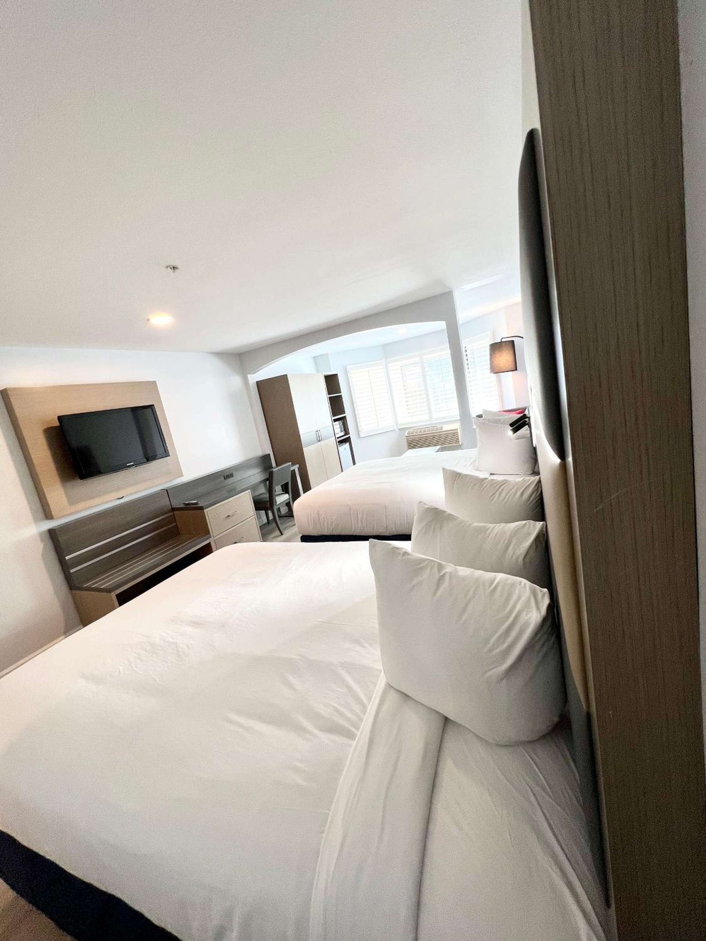 Deluxe Business Queen Room with Two Queen Beds - Non-Smoking - Photo 4