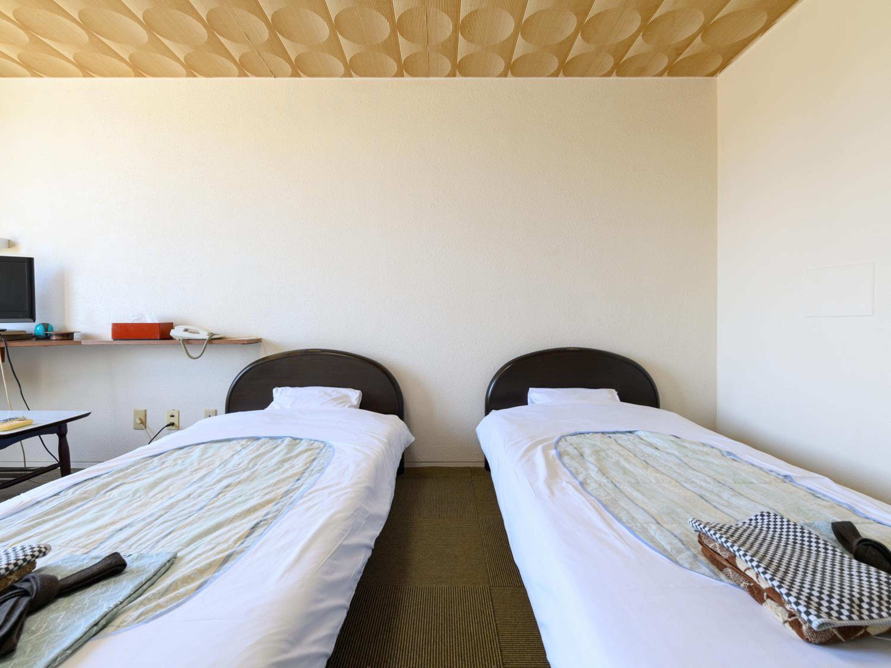 Twin Room - Smoking - Photo 3