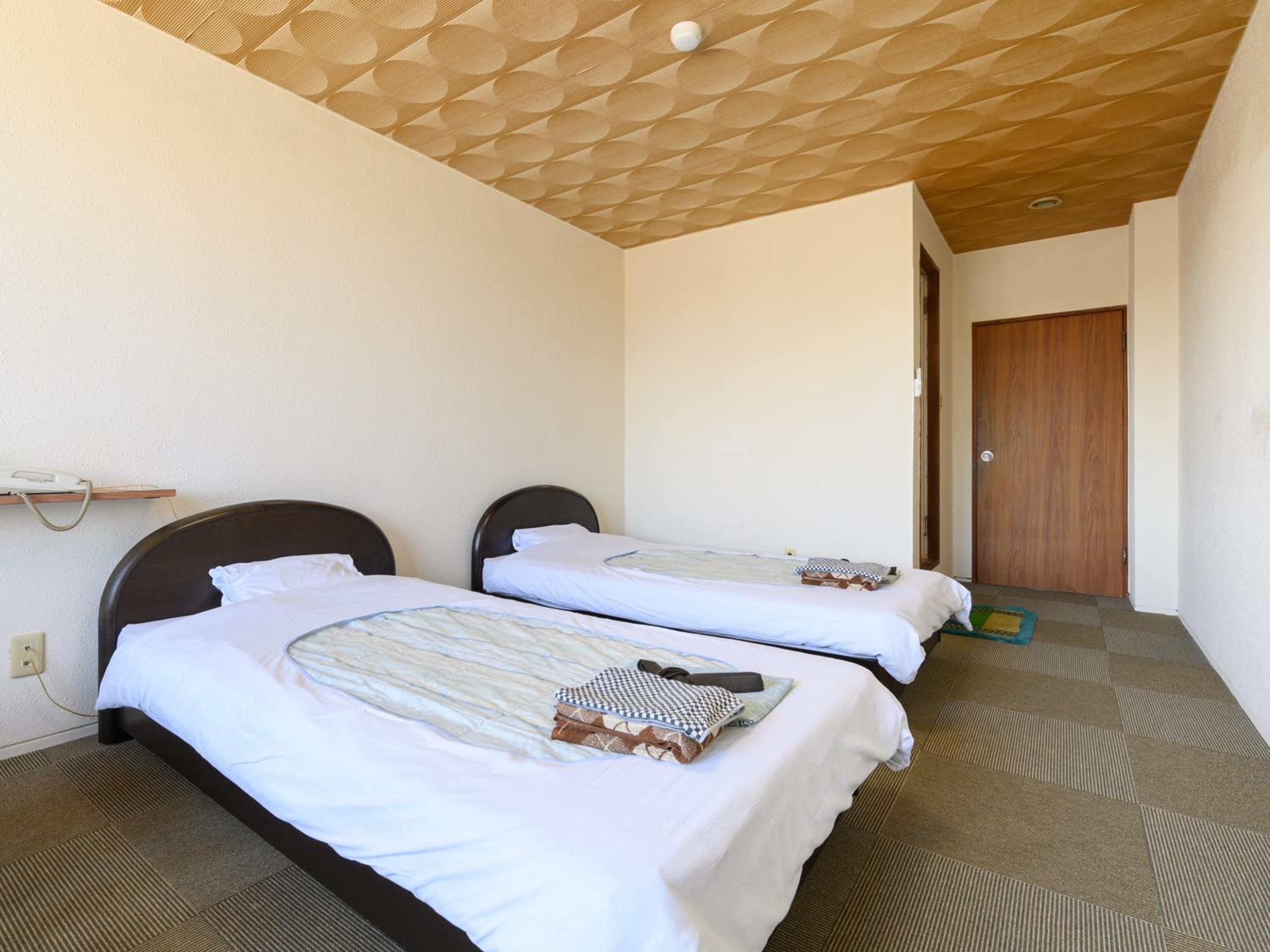 Twin Room - Smoking - Photo 2