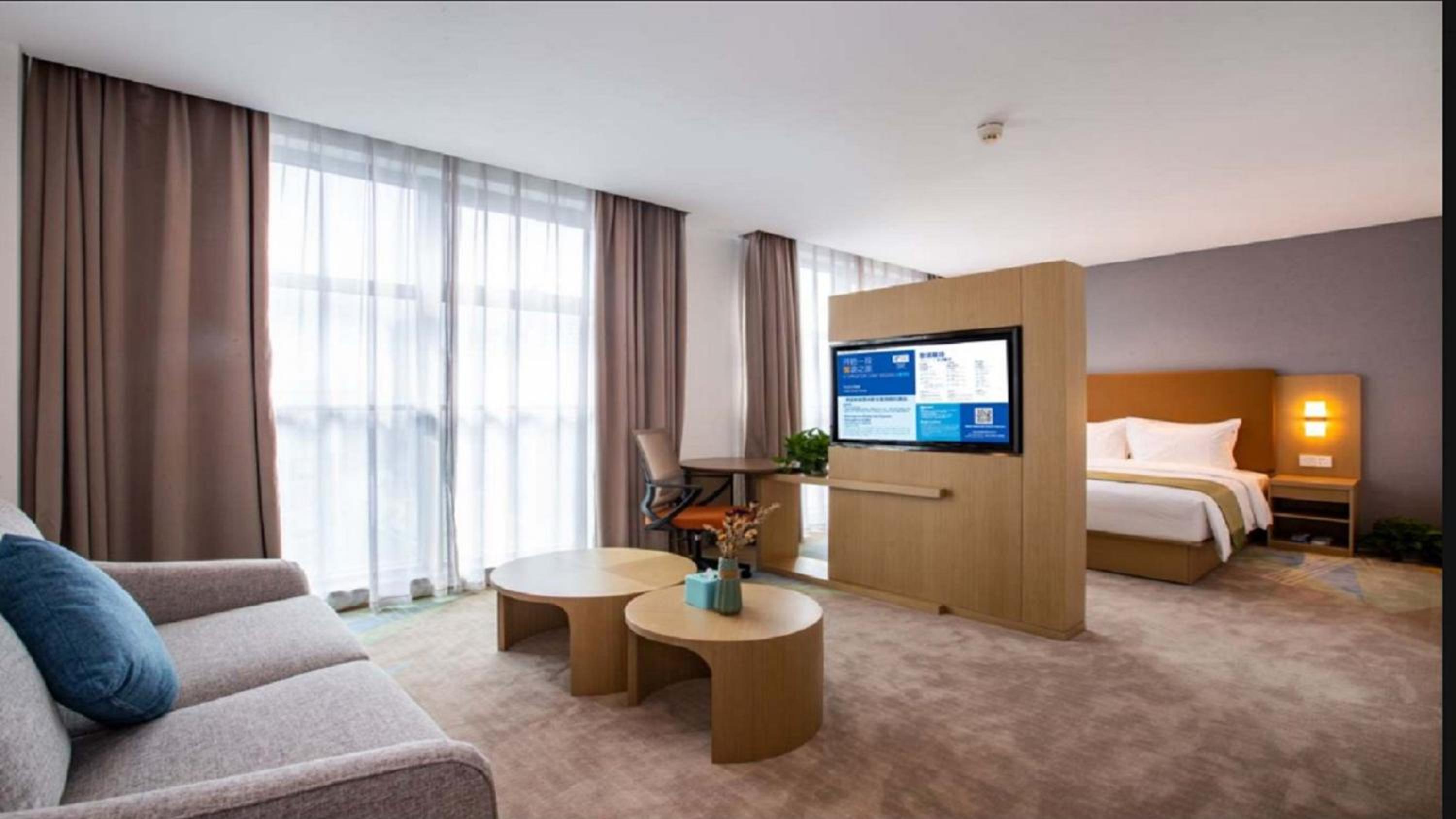 Standard King Room with Extra Space - Photo 1
