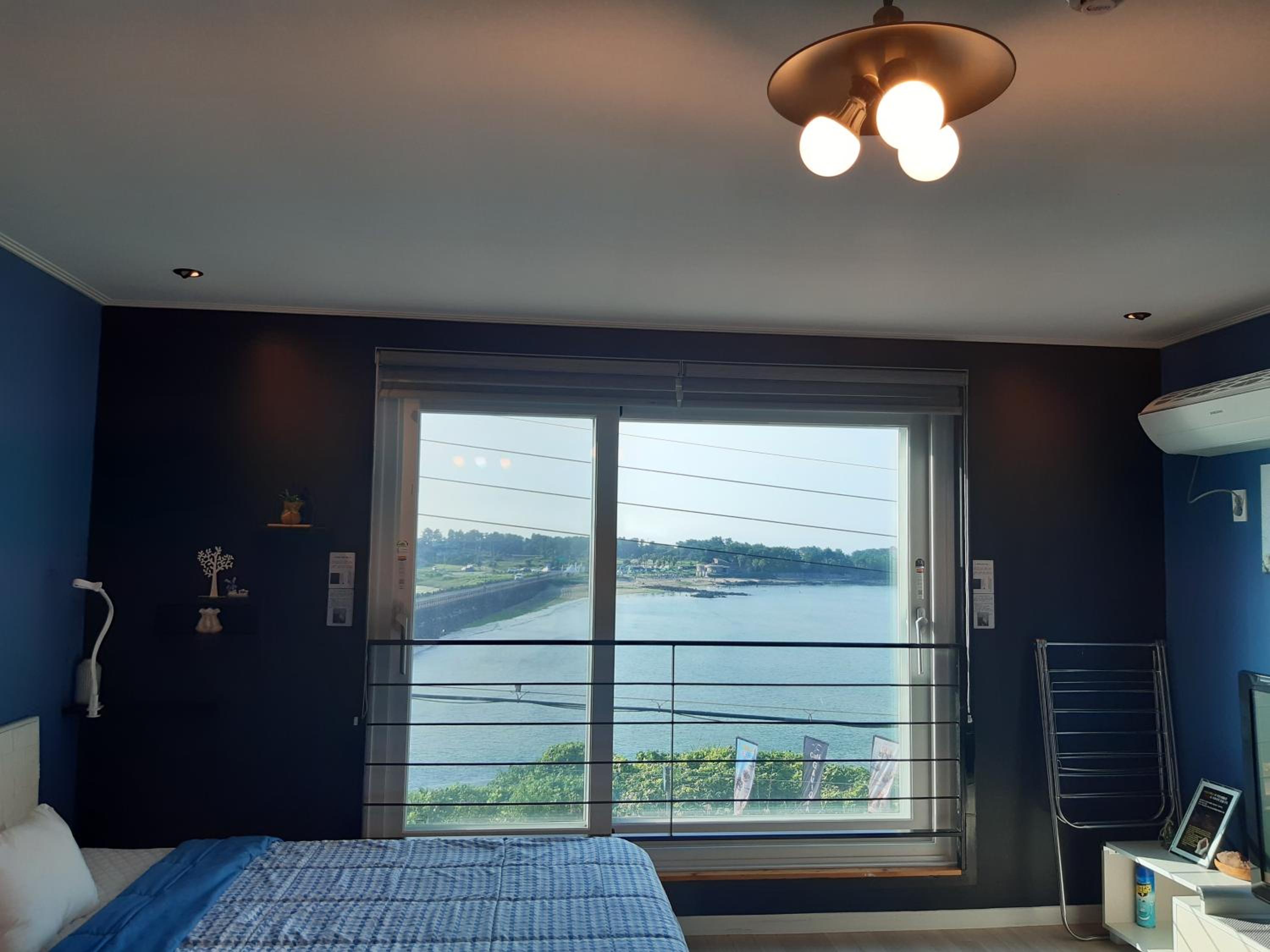 Deluxe Twin Room with Sea View - Photo 8