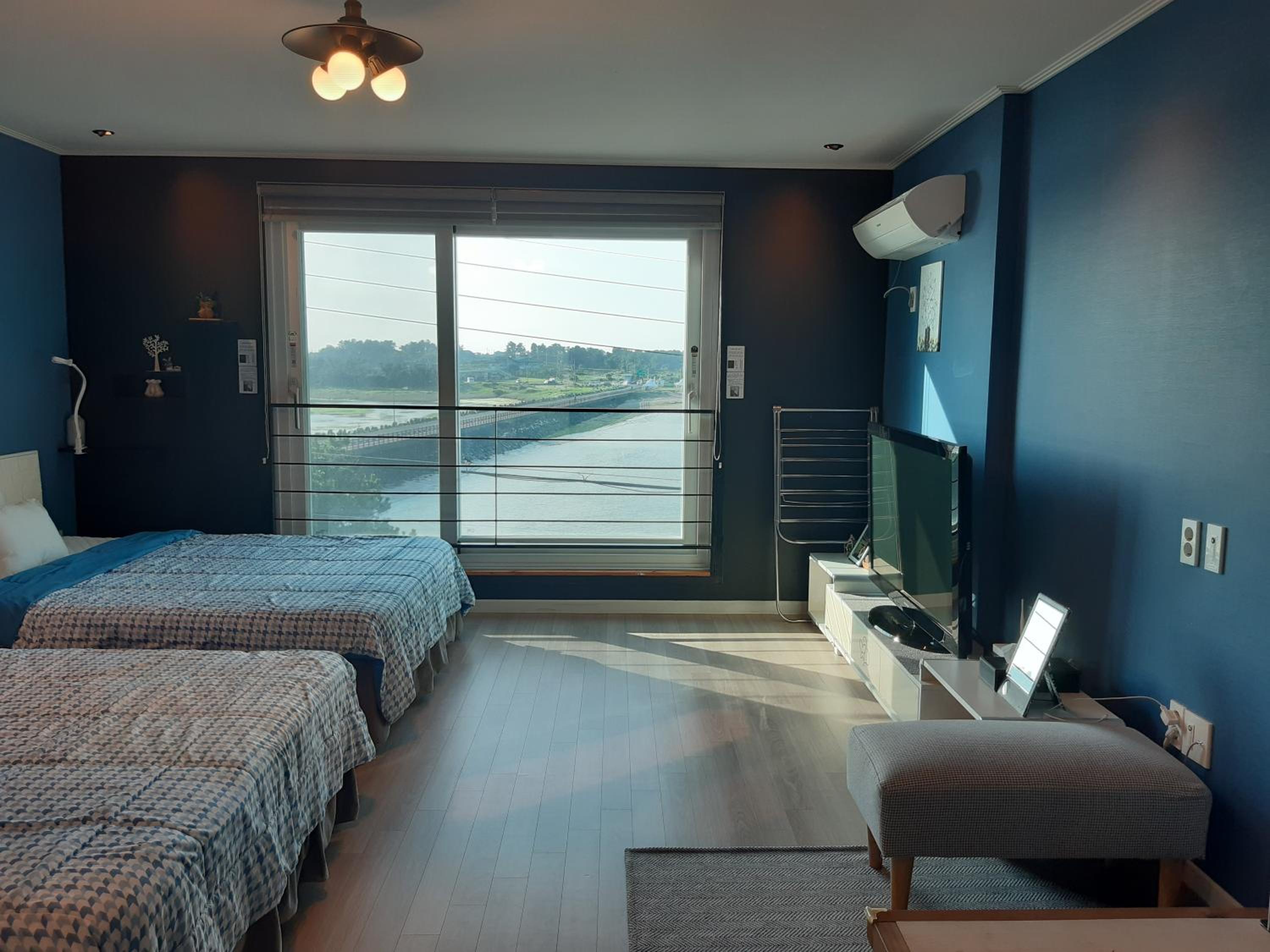 Deluxe Twin Room with Sea View - Photo 9