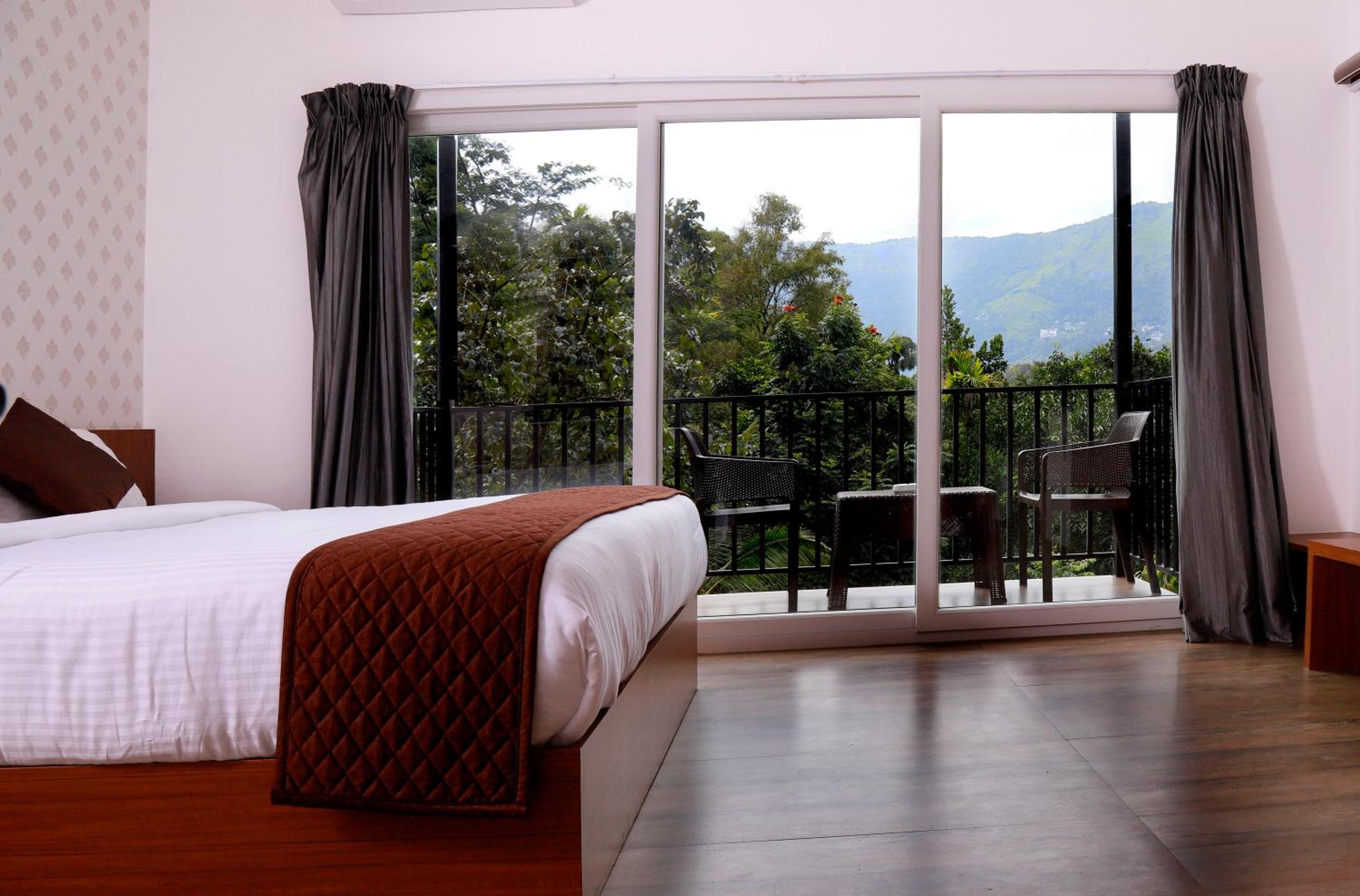Deluxe Double Room with Balcony - Photo 3