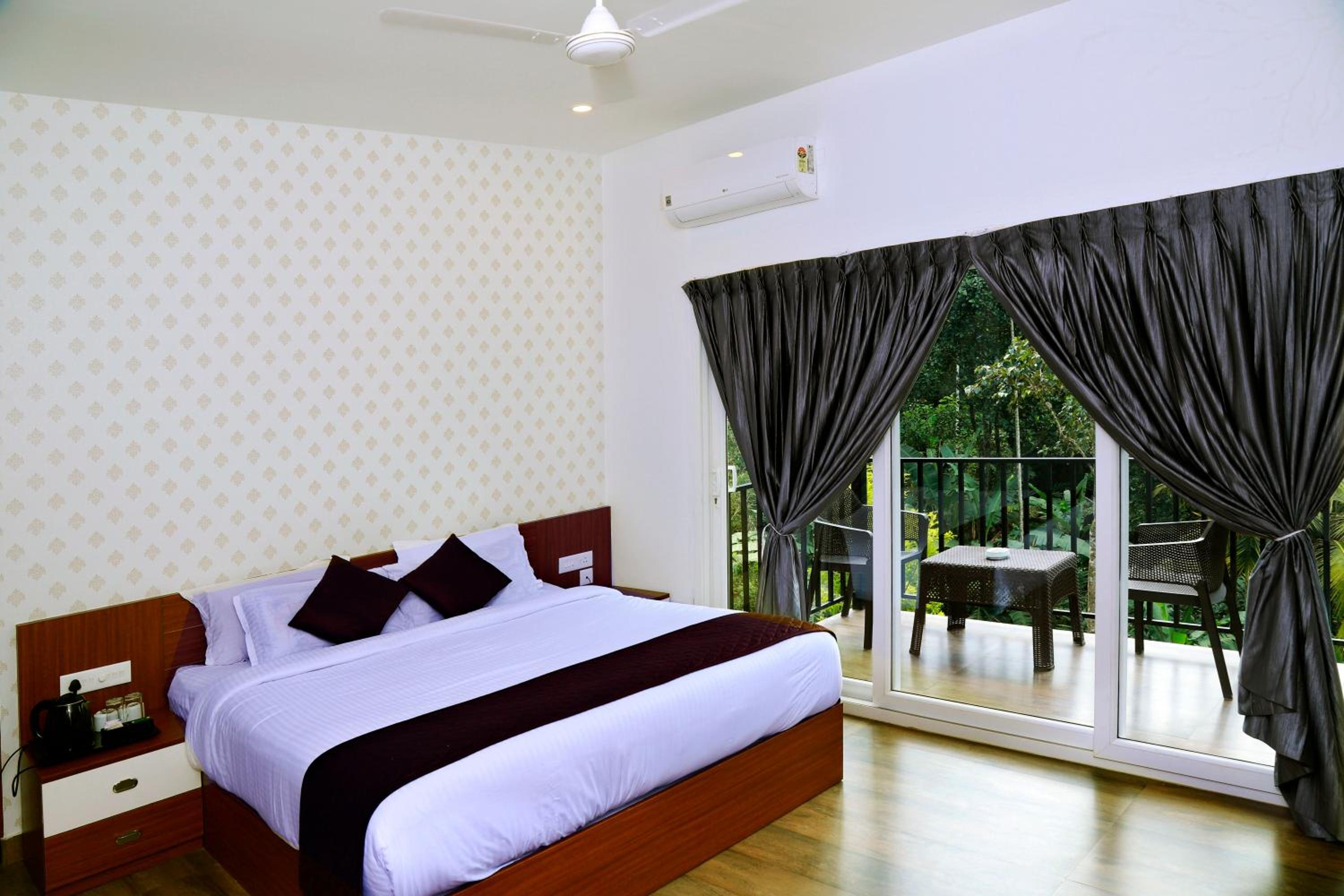 Deluxe Double Room with Balcony - Photo 2