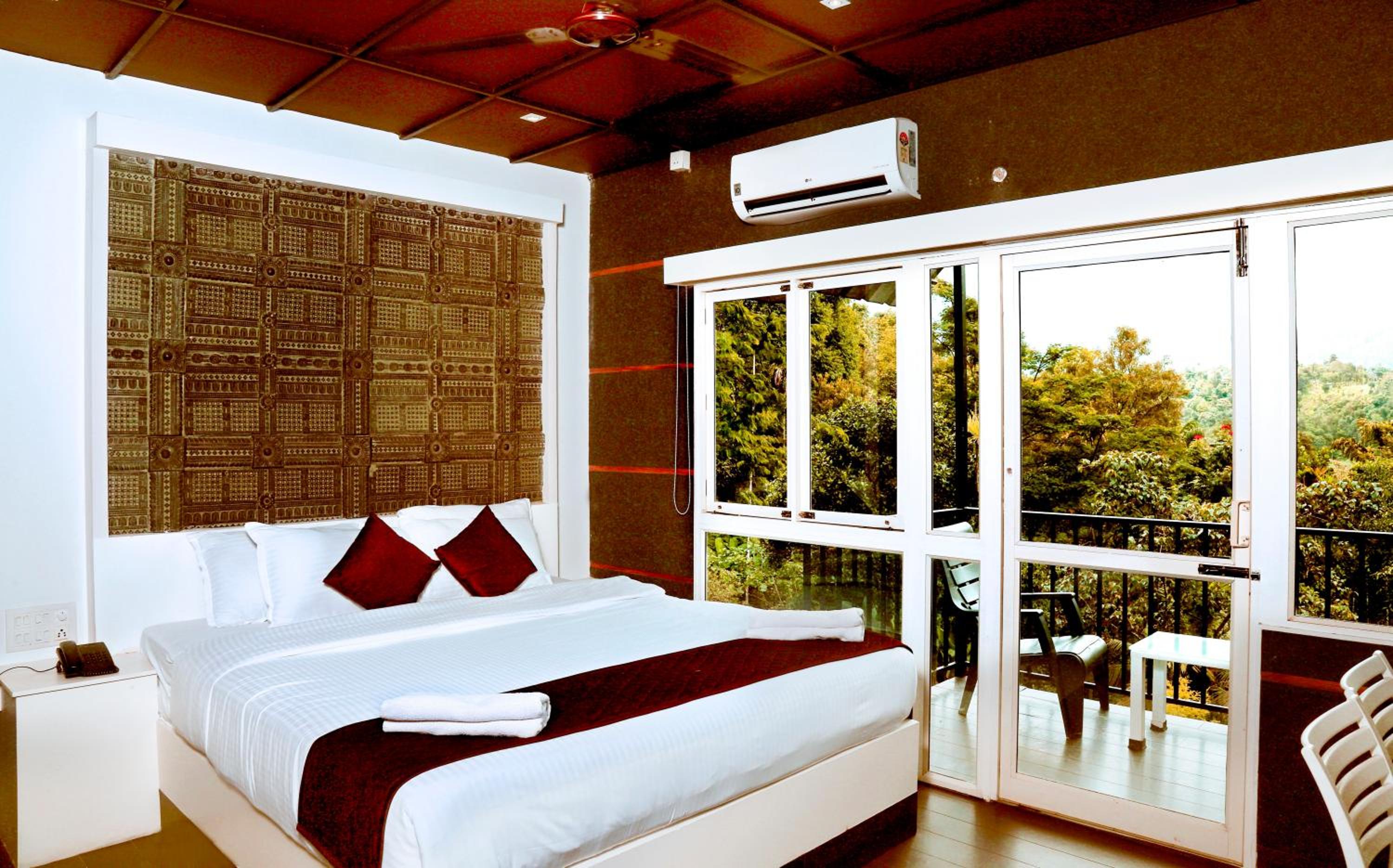 Deluxe Double Room with Balcony - Photo 1