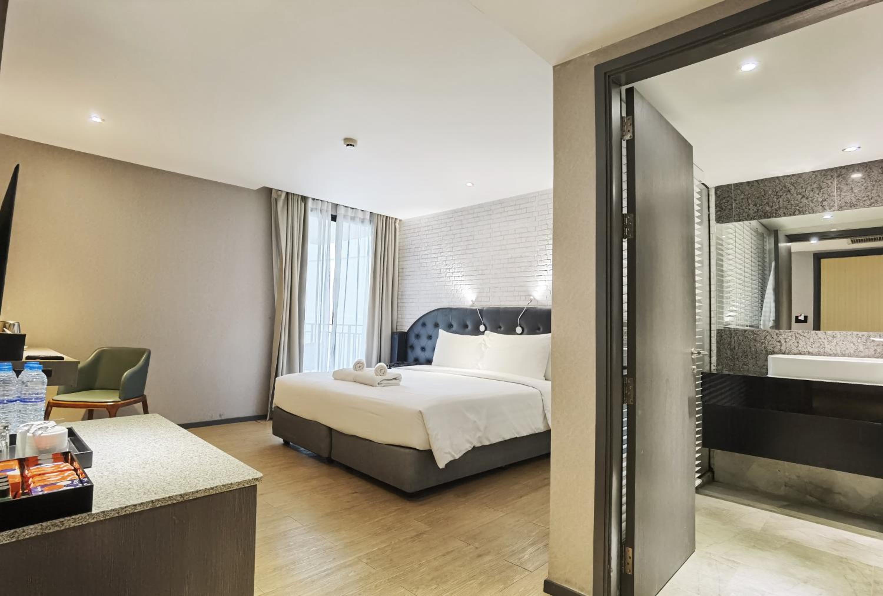 Deluxe Double Room with Bath photo 3