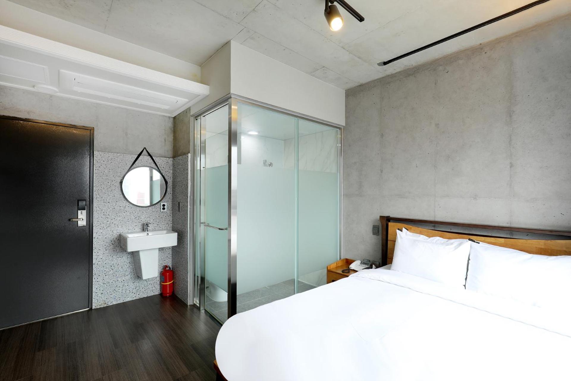 Standard Double Room - Photo 13