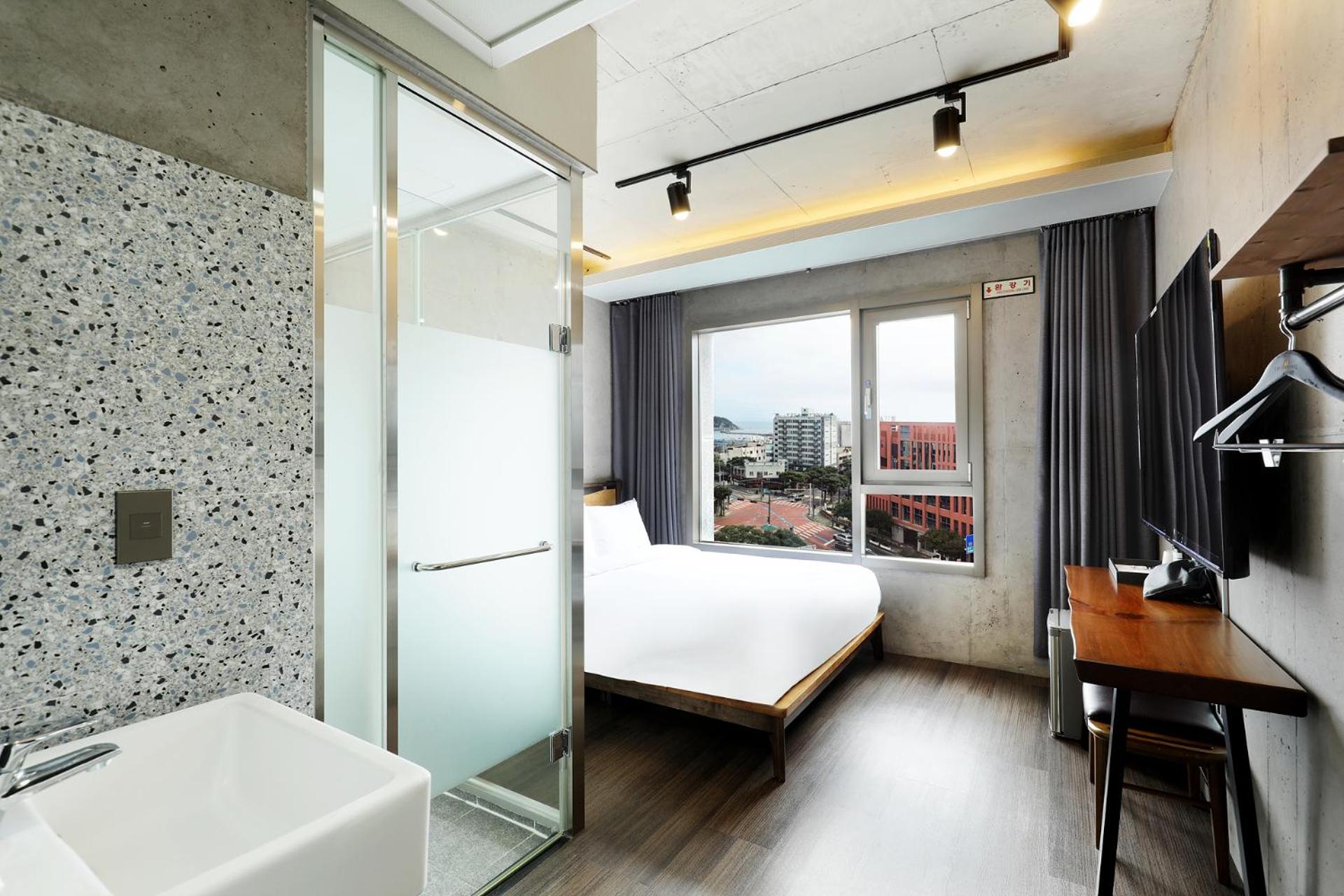 Standard Double Room - Photo 17