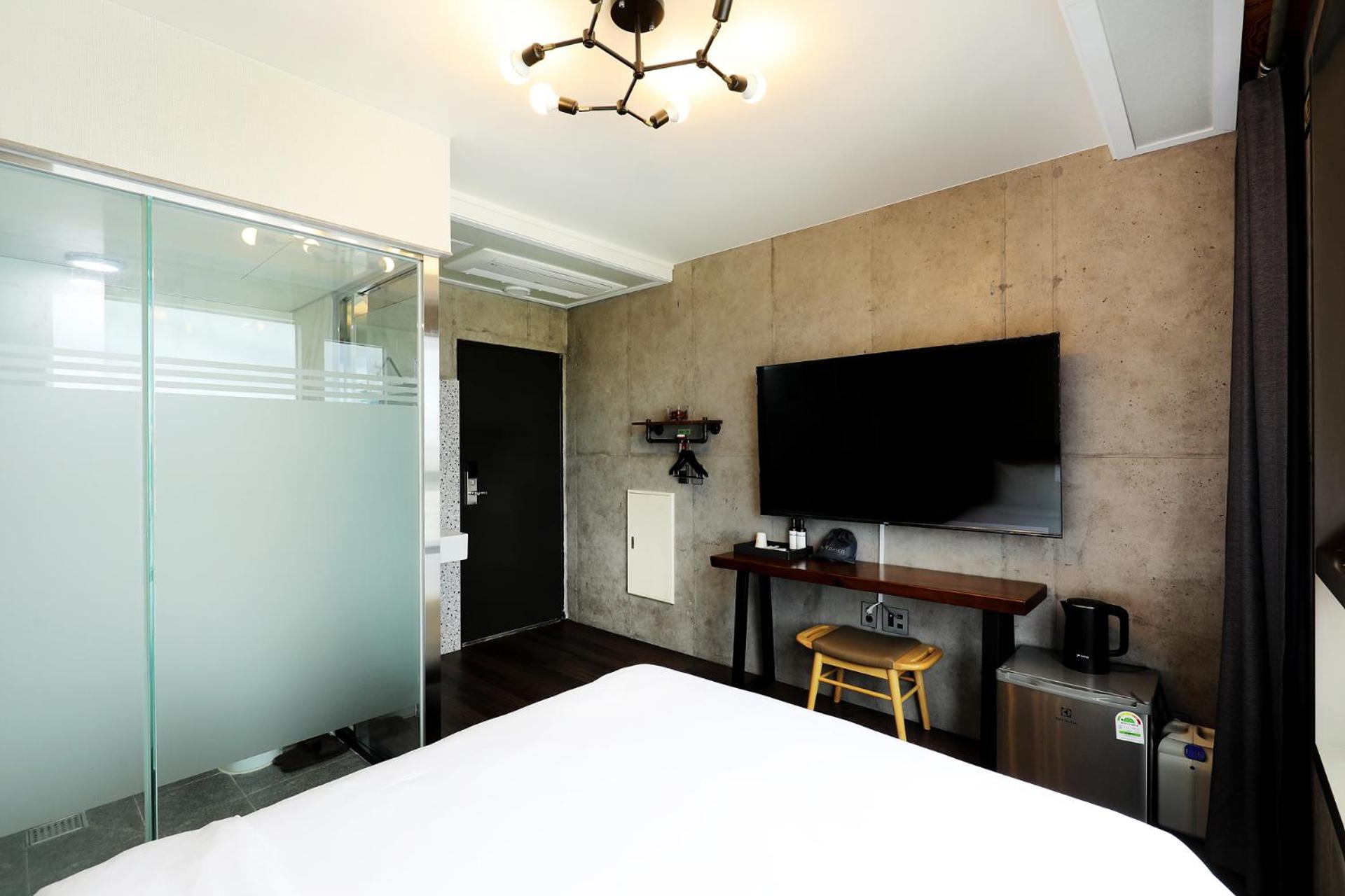 Standard Double Room - Photo 9