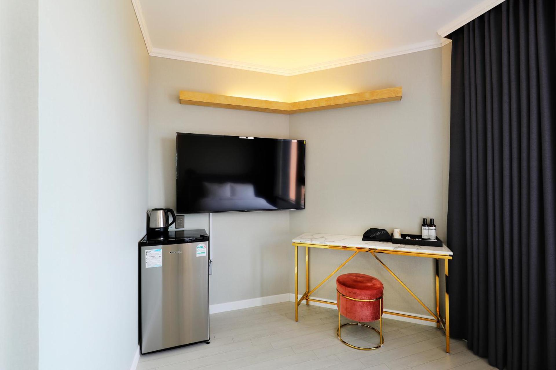 Deluxe Double Room - Photo 11