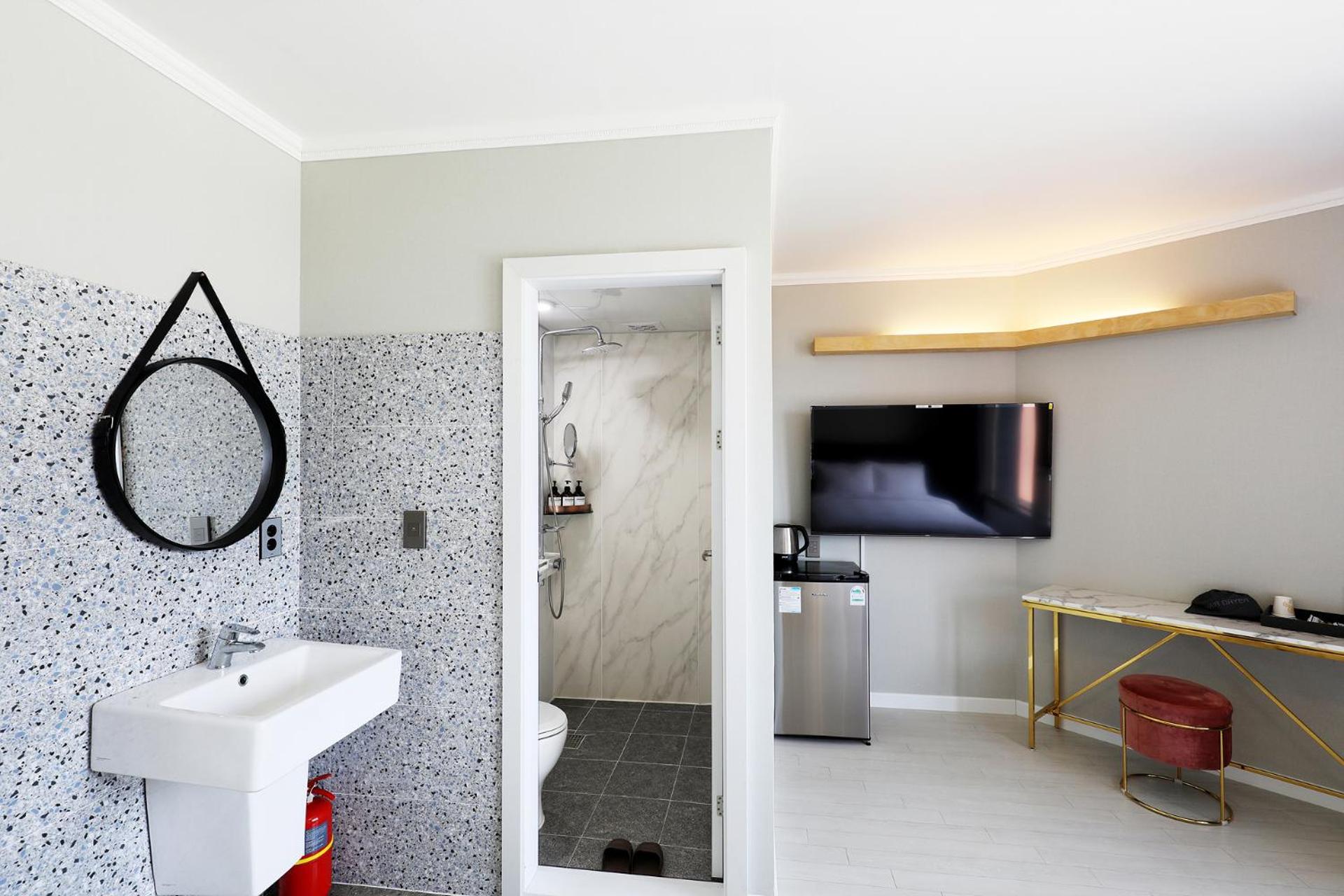 Deluxe Double Room - Photo 12