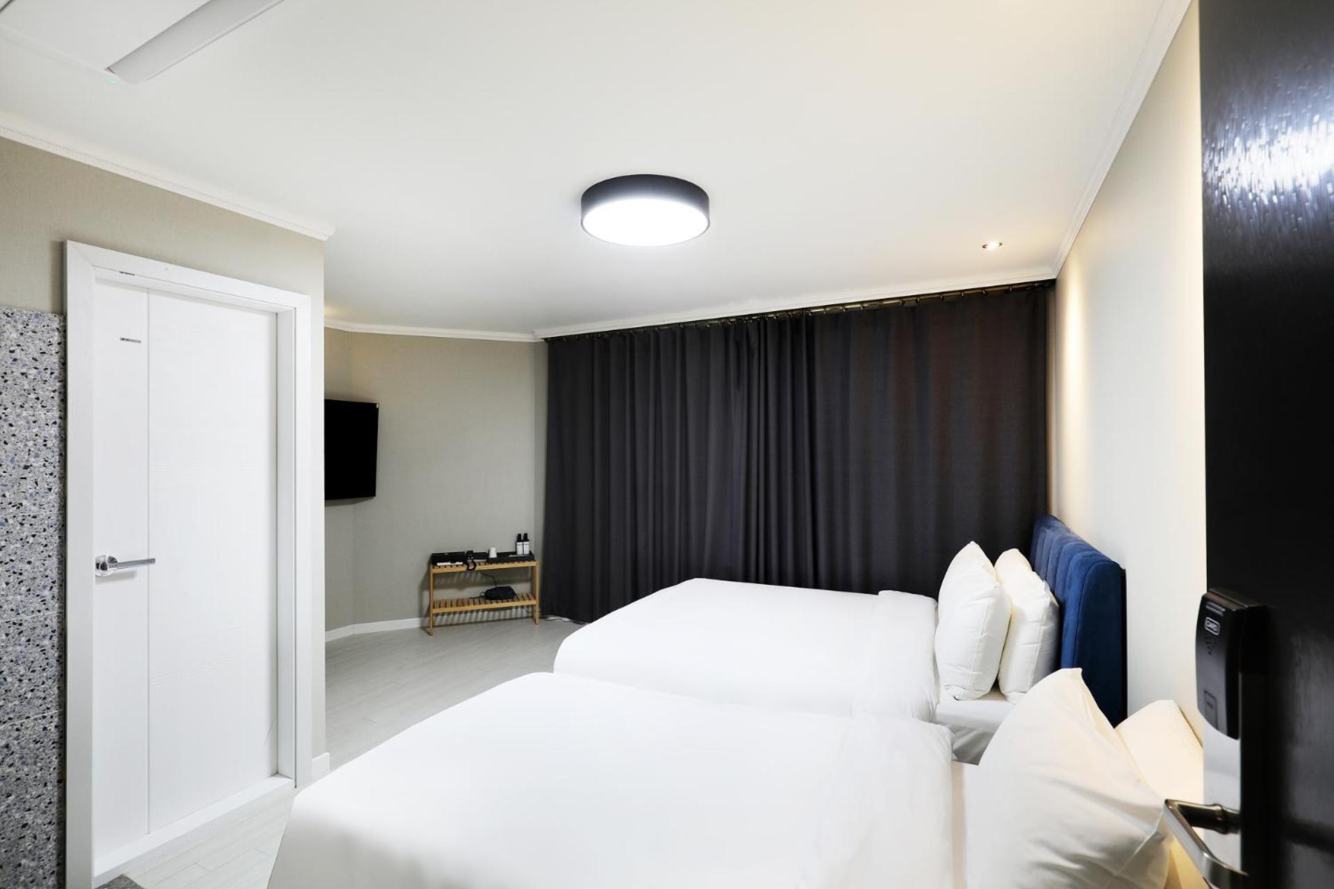 Deluxe Twin Room - Photo 9