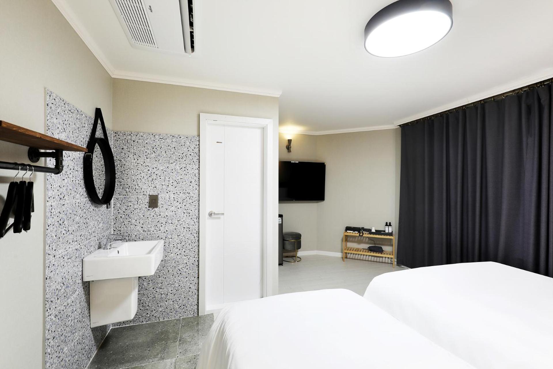 Deluxe Twin Room - Photo 6