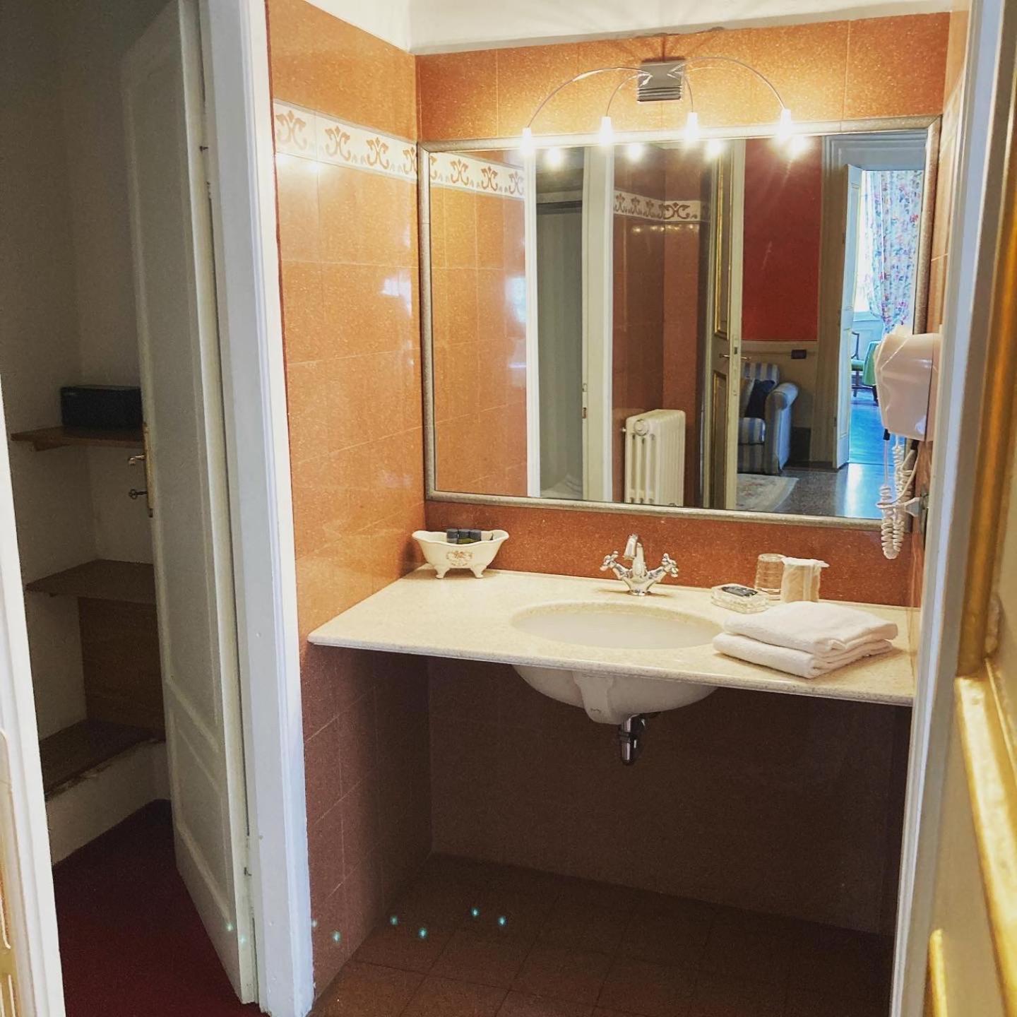 Quadruple Room - Photo 11
