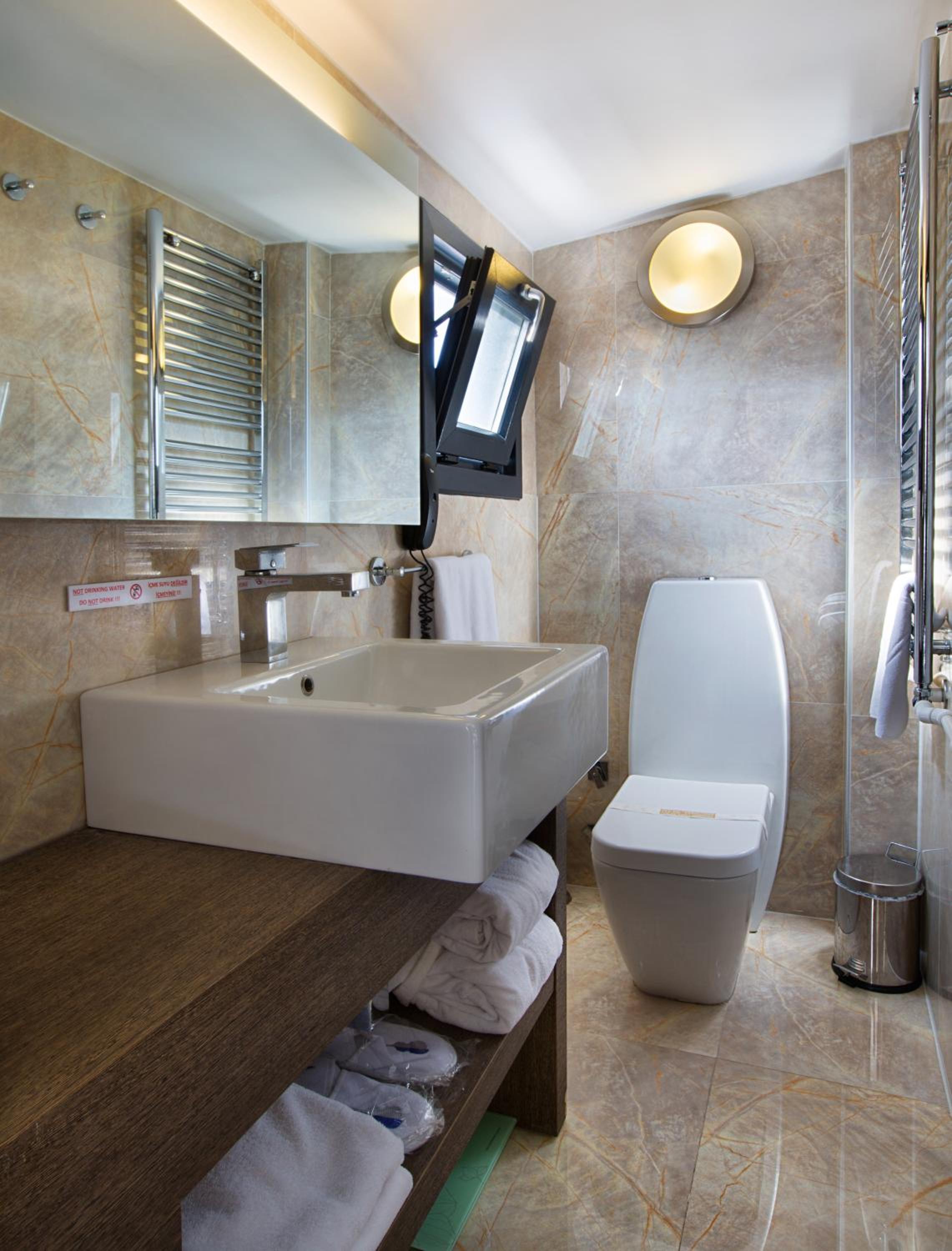 Deluxe Double Room with Balcony photo 3