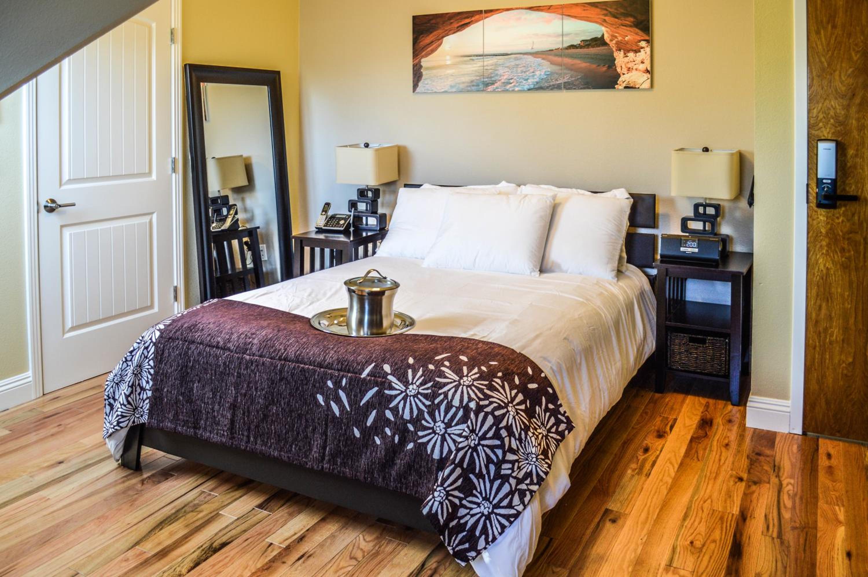 Economy Queen Room (# 9) photo 3