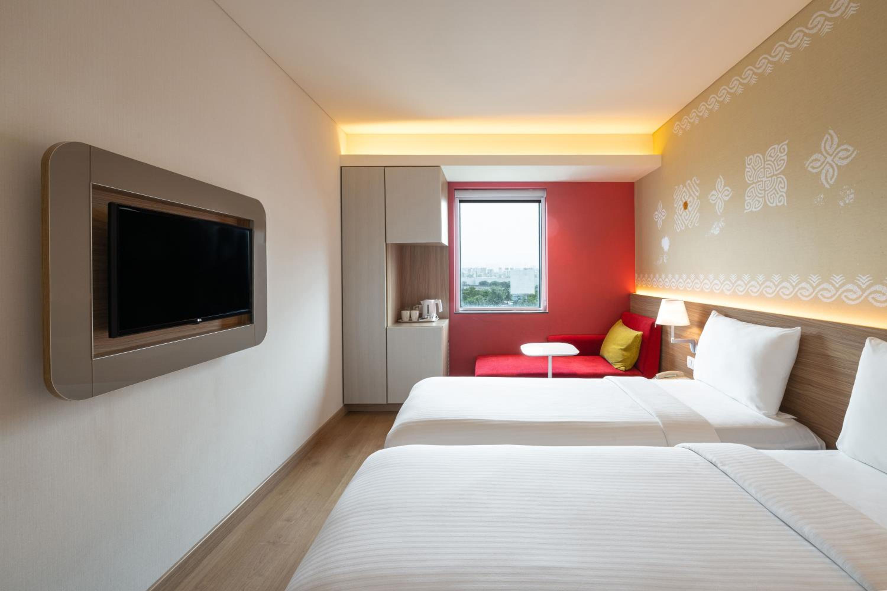 Standard Queen Room - Photo 7