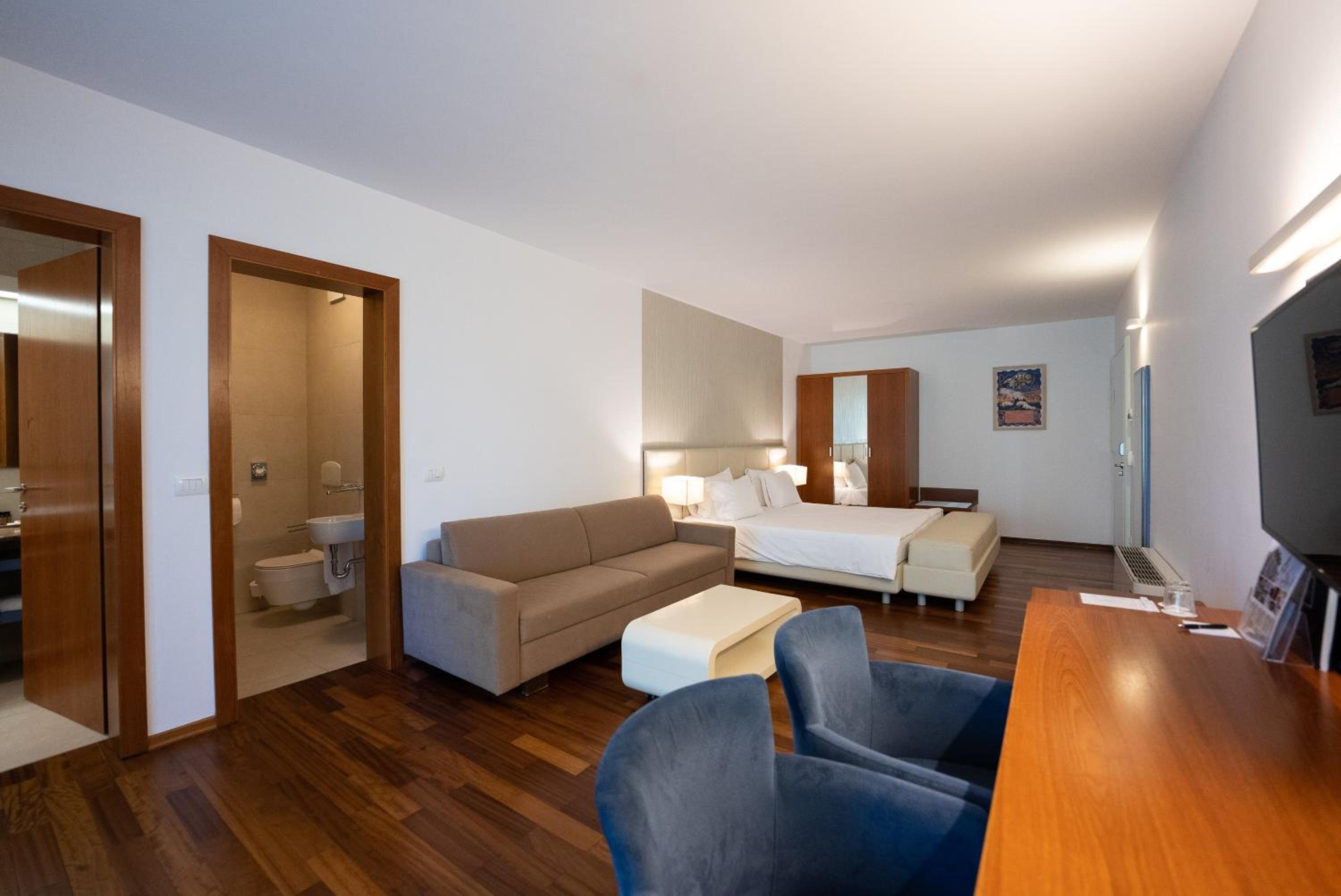 Superior Double Room thumbnail 6