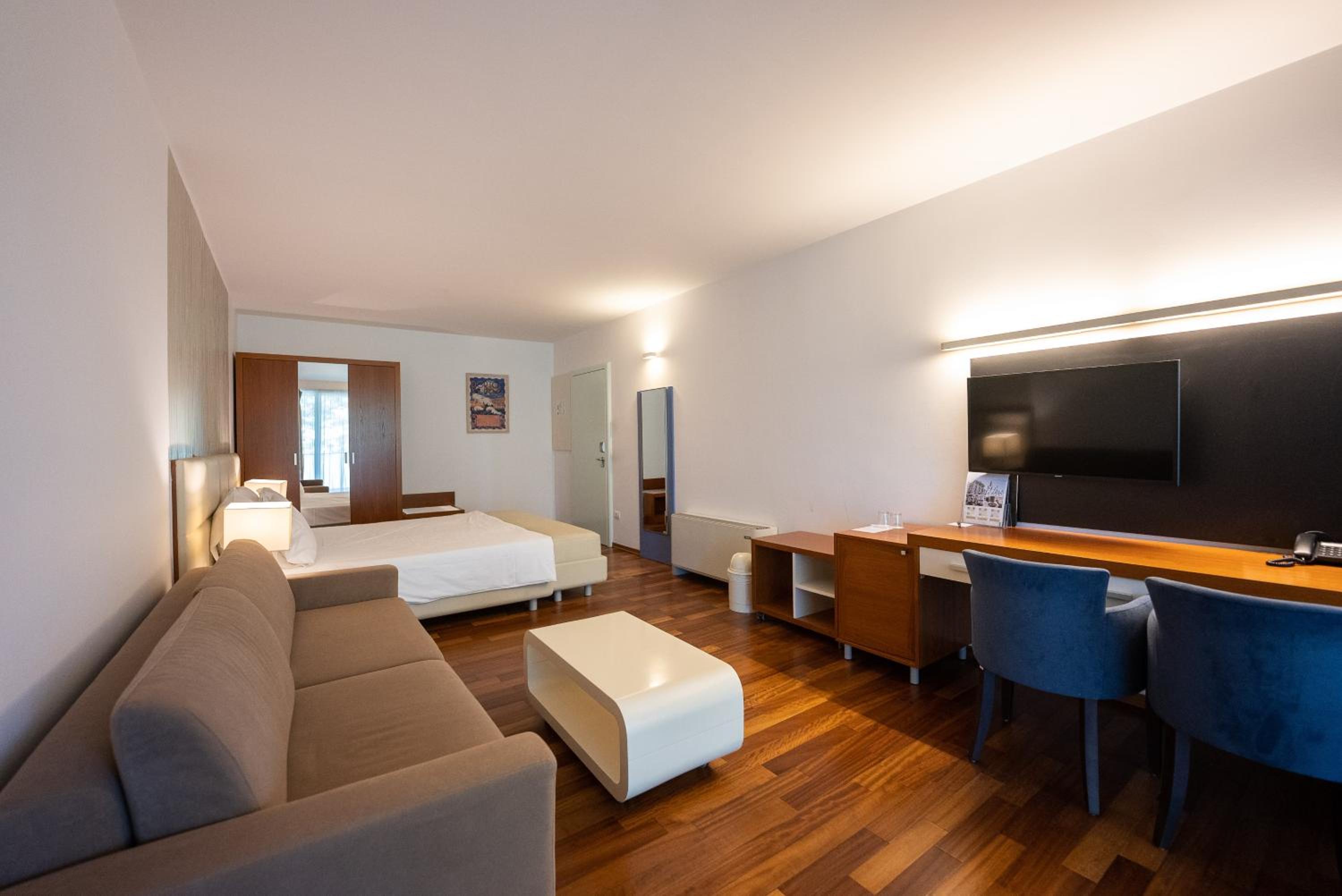 Superior Double Room thumbnail 5