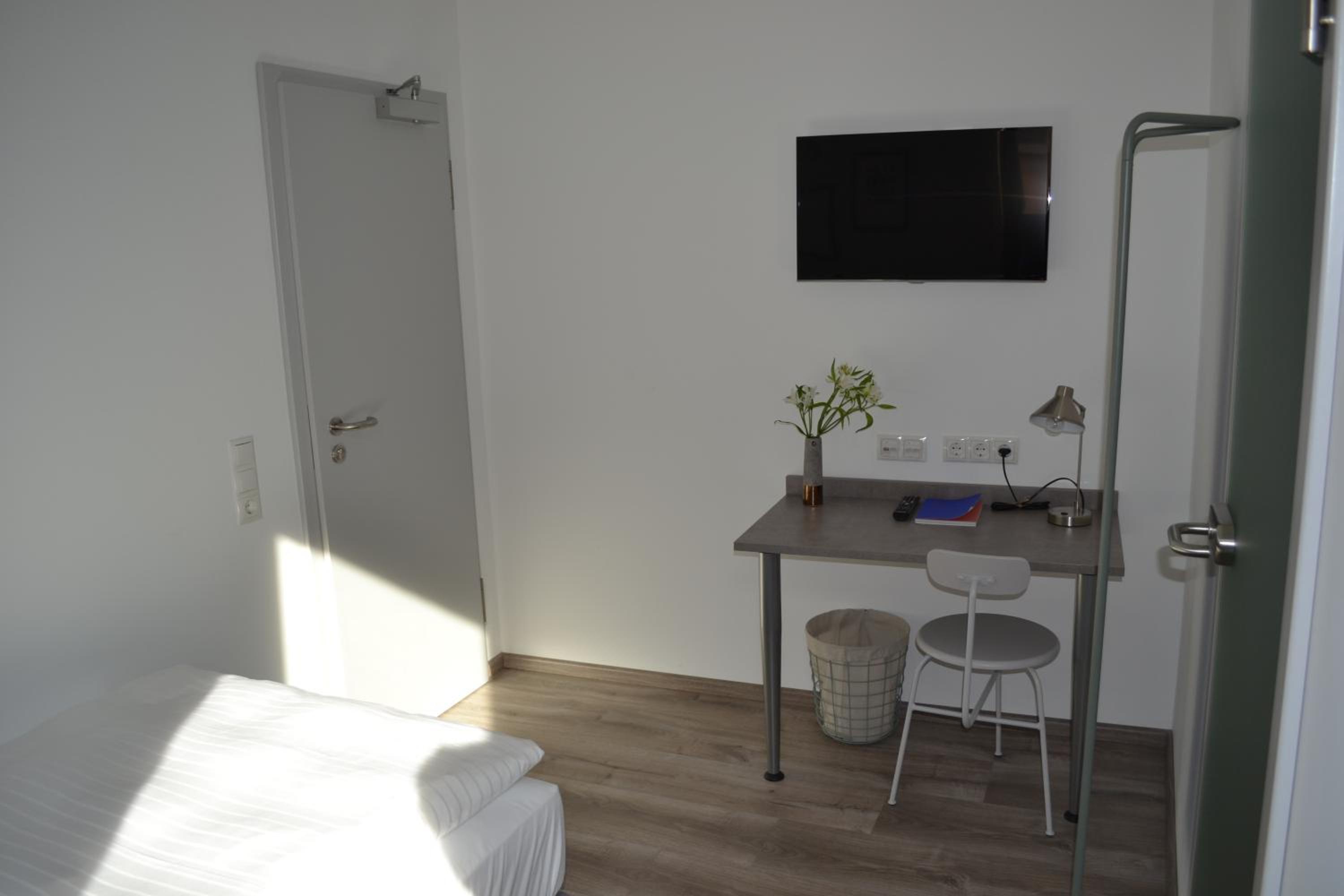 Budget Double Room with Small Double Bed - Photo 3