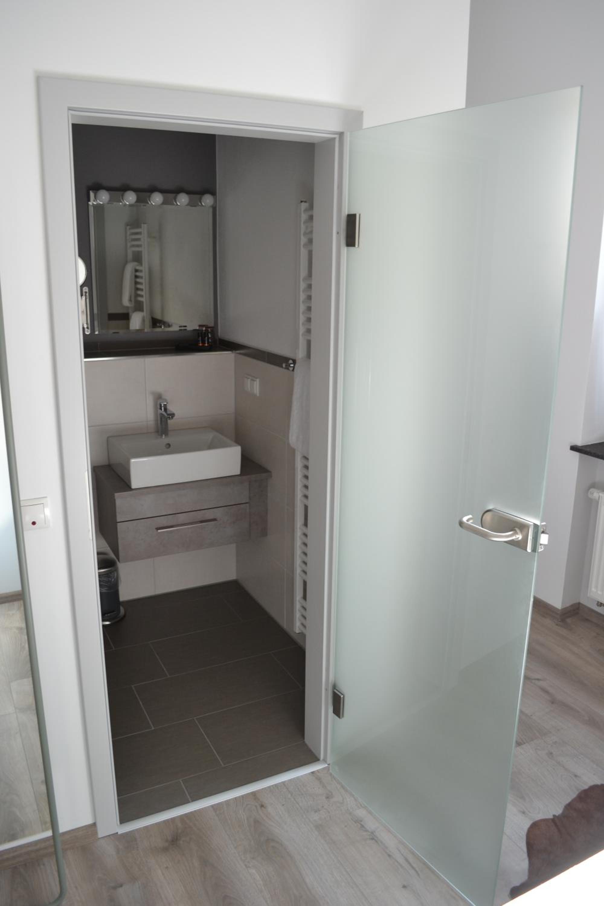 Budget Double Room with Small Double Bed - Photo 2