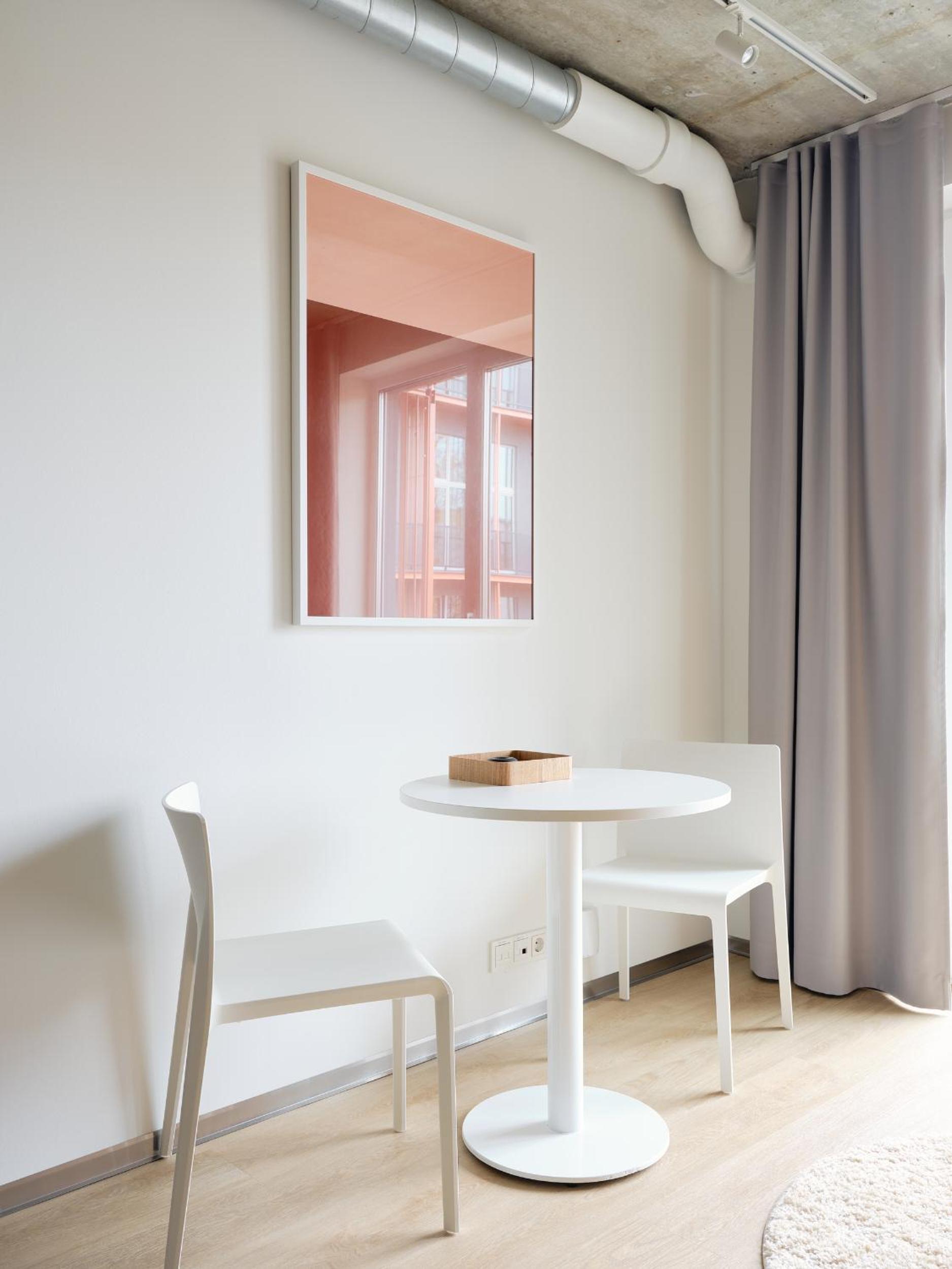 Studio with Balcony - Photo 7