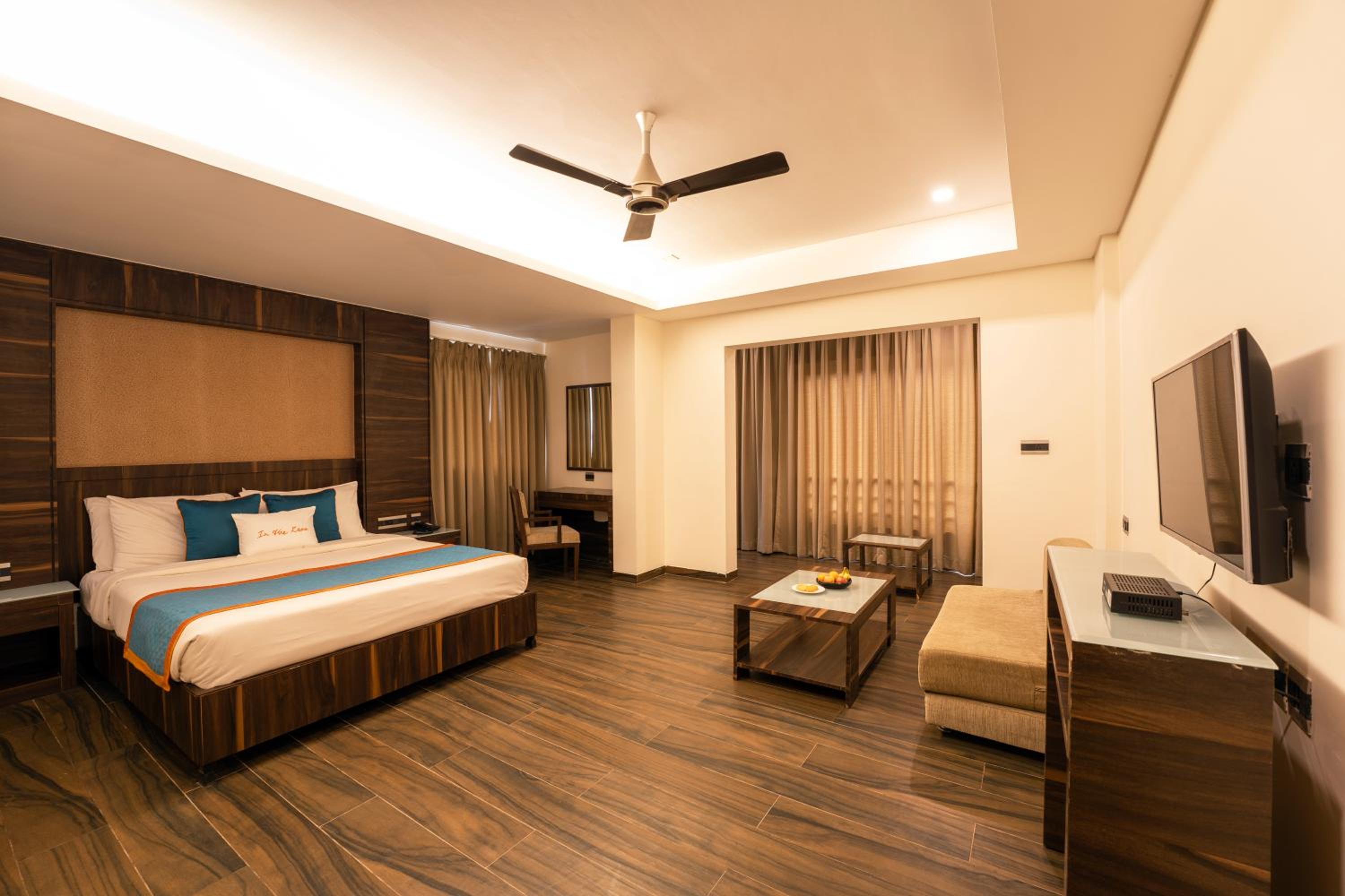 Deluxe Queen Suite (Complimentary Welcome Drink on arrival,15% off on food & beverages with a Buffet spread,,Free Mini Bar and 20% off on session of Spa)