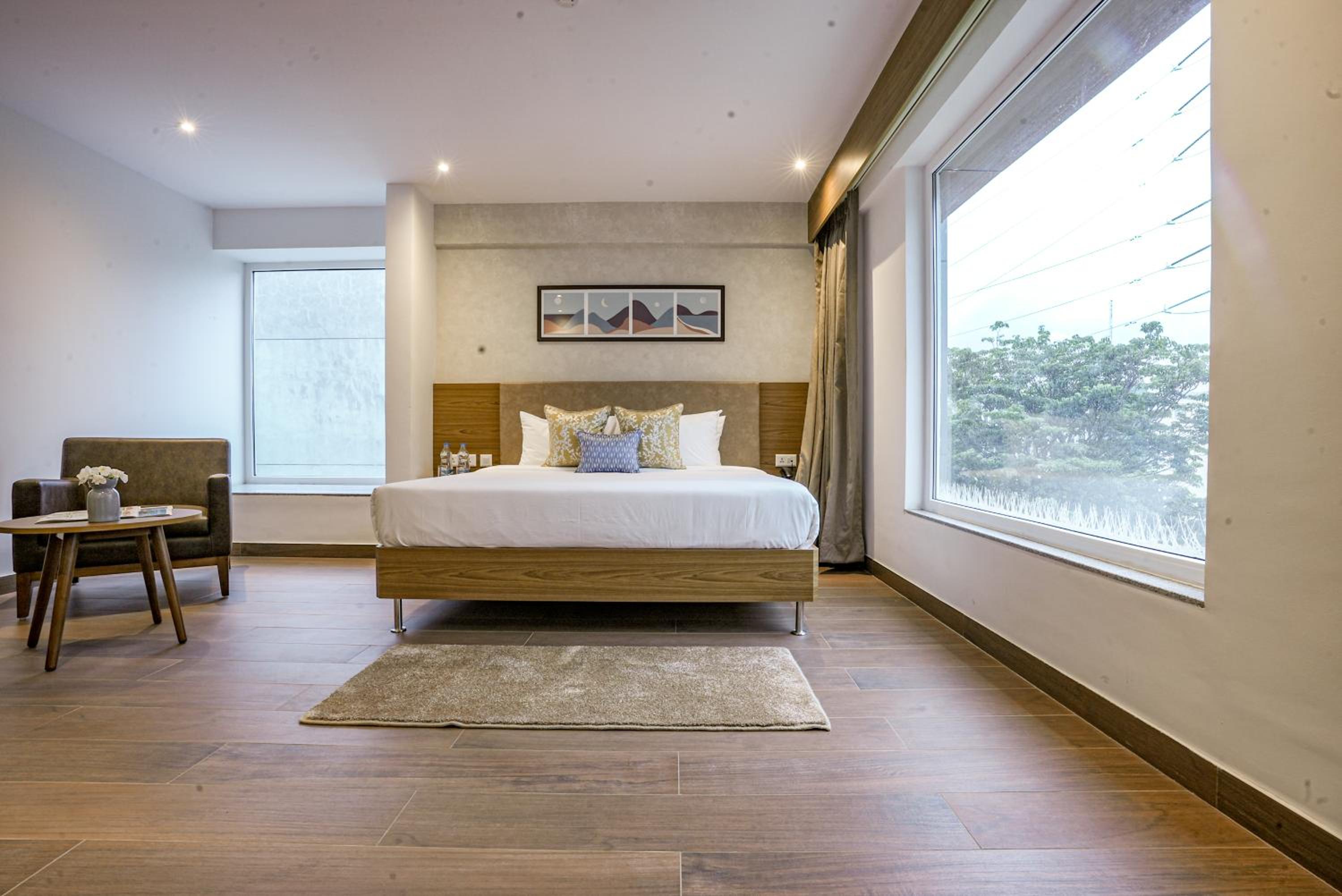 Deluxe King Room - Photo 2